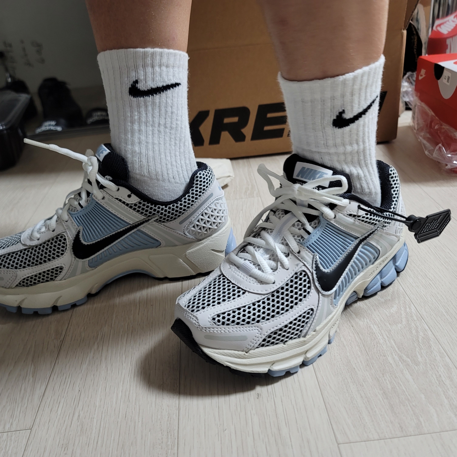 (W) Nike Zoom Vomero 5 Platinum Tint Black 착용 스타일