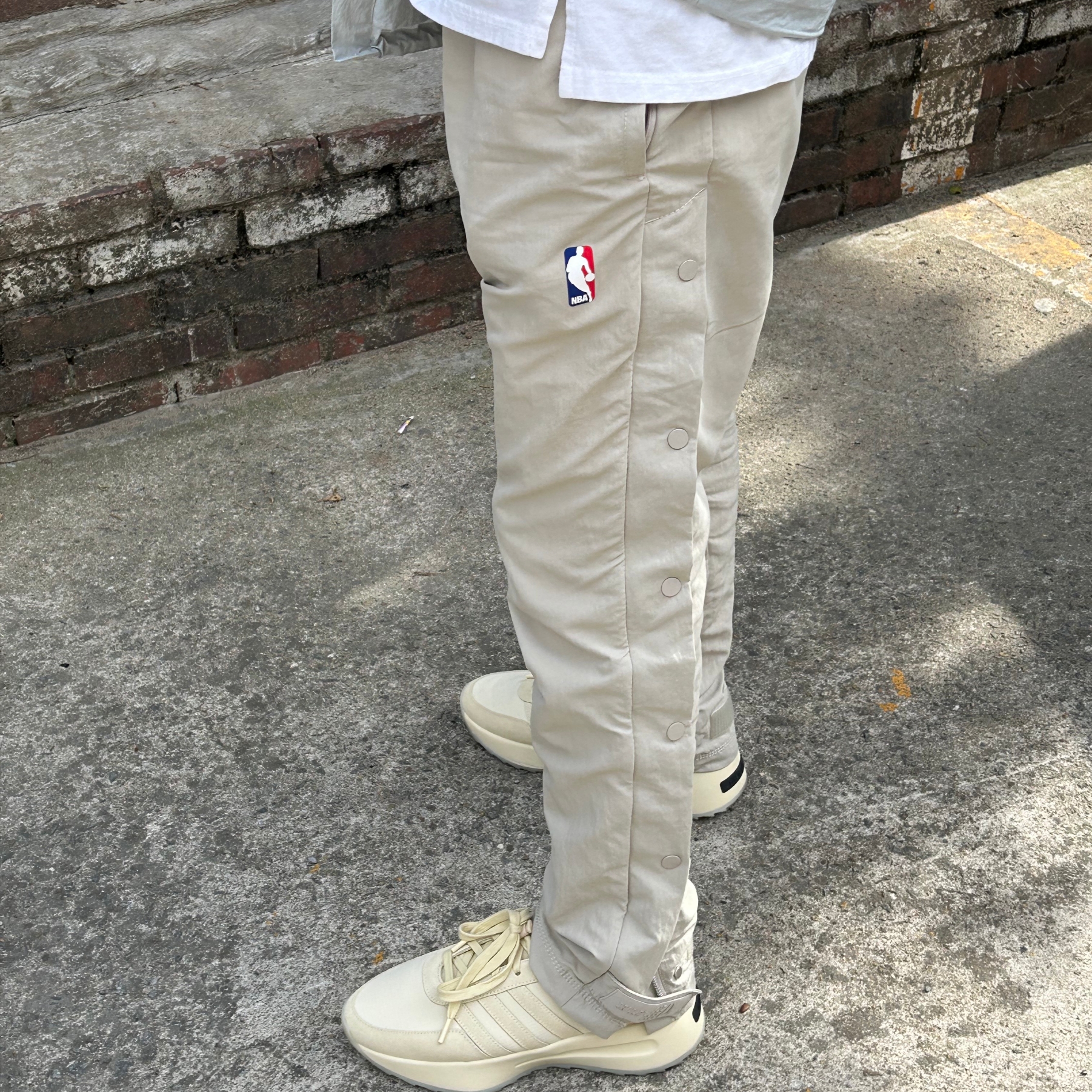 Adidas x Fear of God Athletics Los Angeles Pale Yellow, Nike x Fear of God Warm Up Pants String 착용 스타일 - 2