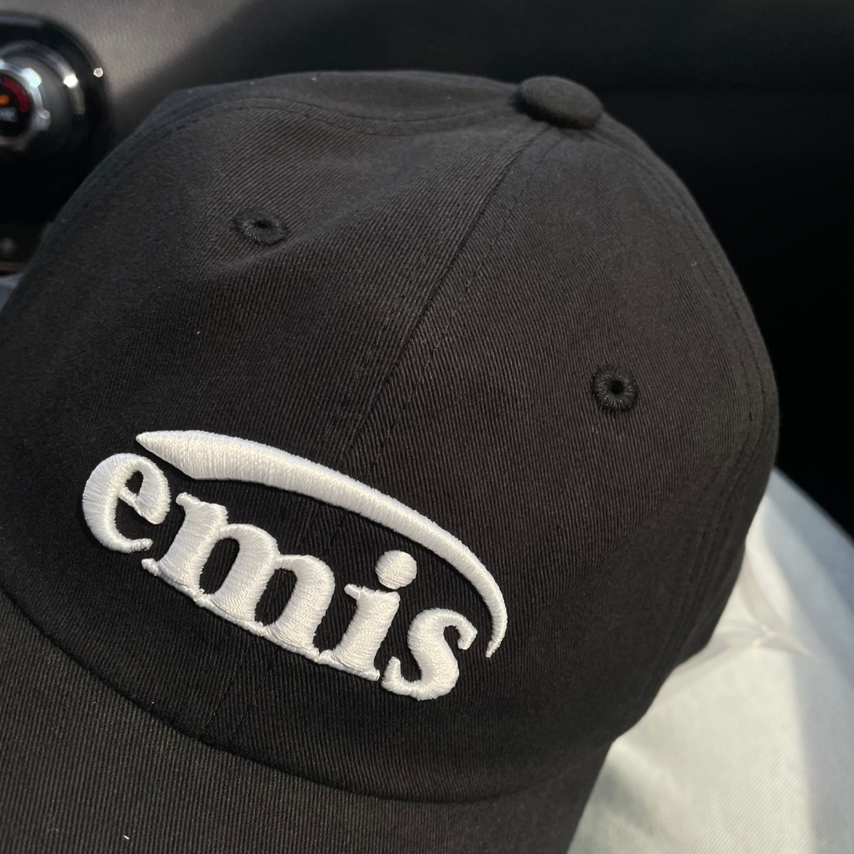 Emis New Logo Emis Cap Black 착용 스타일
