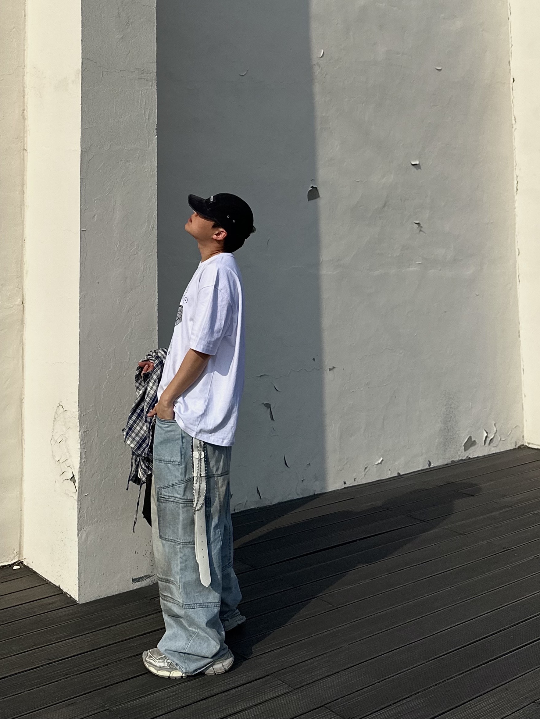 [KREAM 단독] Haleine Carpenter Cargo Dirty Washed Jean Light Blue, Balenciaga 3XL Sneakers Light Beige 착용 스타일 - 5