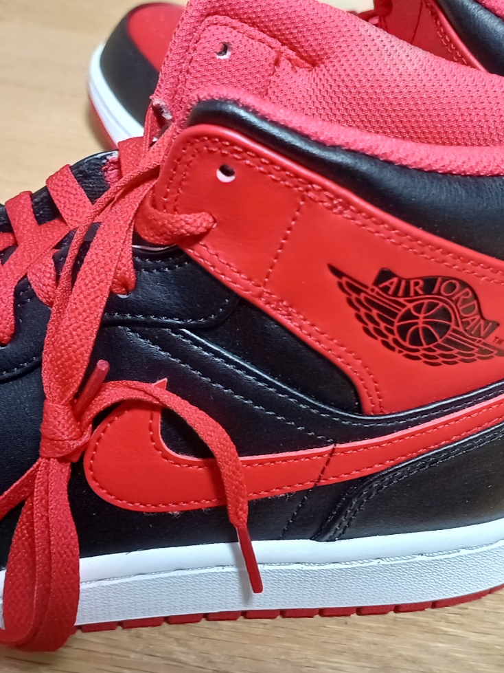 Jordan 1 Mid Black Fire Red 착용 스타일 - 2