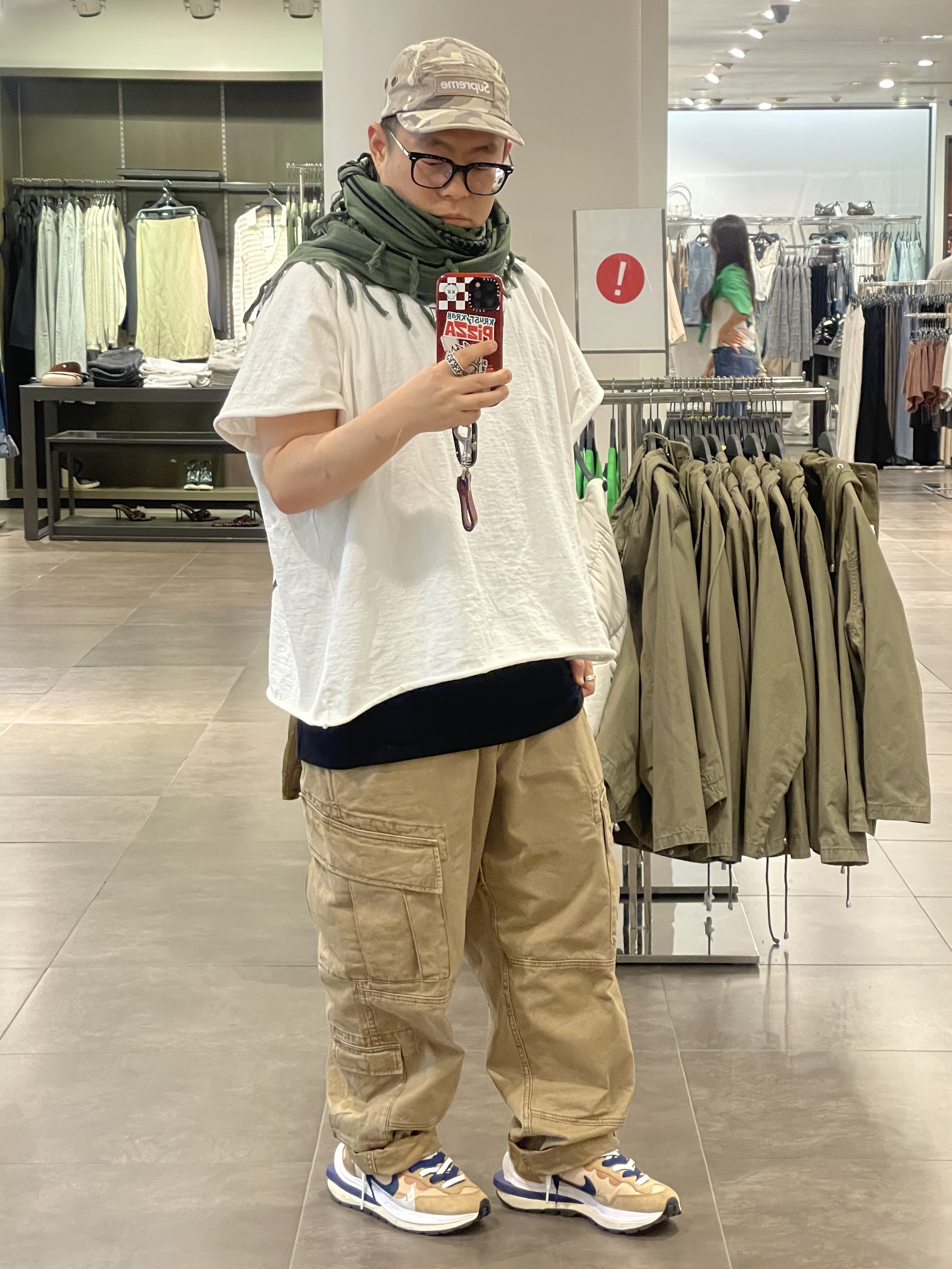 Supreme Military Camp Cap Stone Camo - 23SS, Yeezy Vultures Box T-Shirt White 착용 스타일