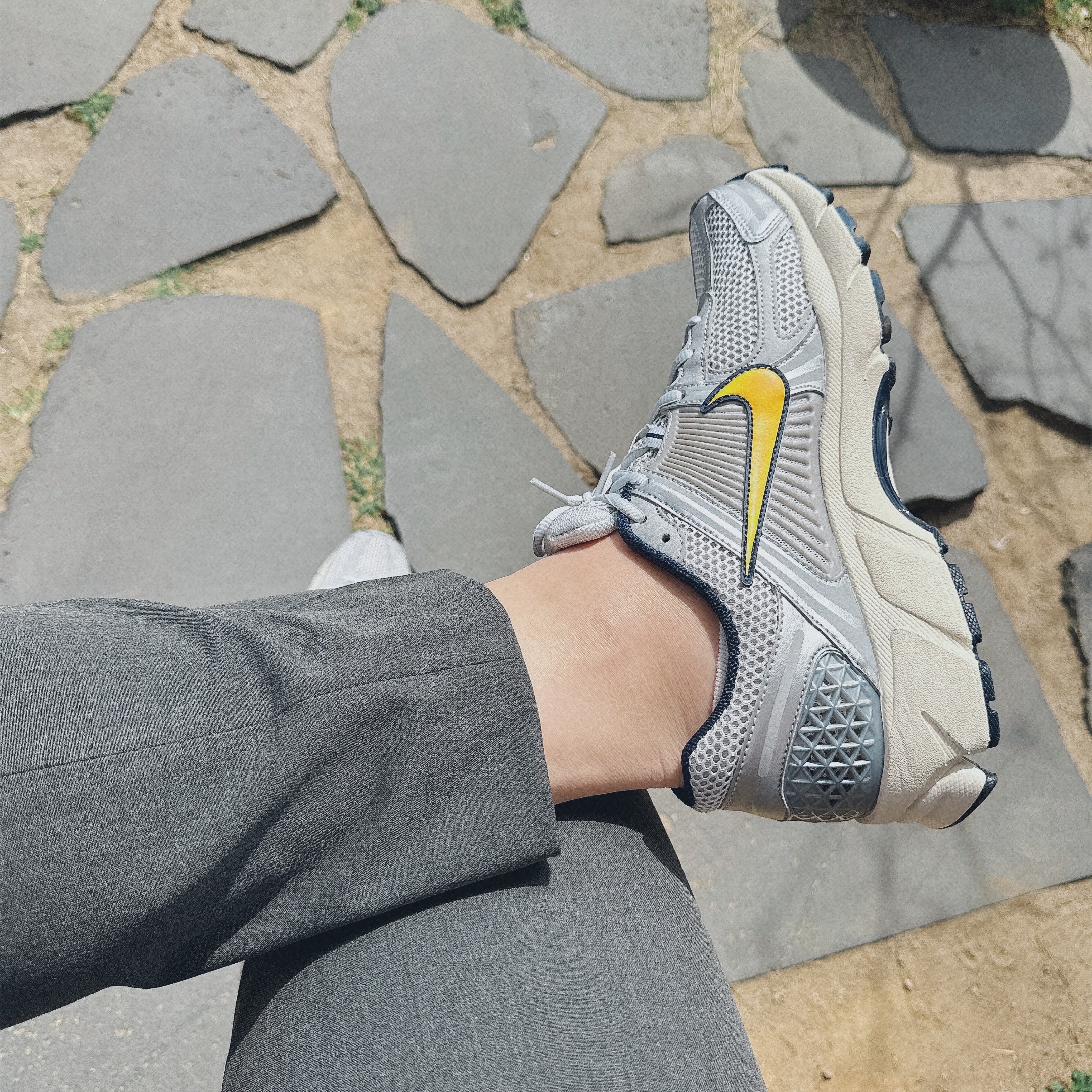 Nike Zoom Vomero 5 Pure Platinum and Laser Orange 착용 스타일