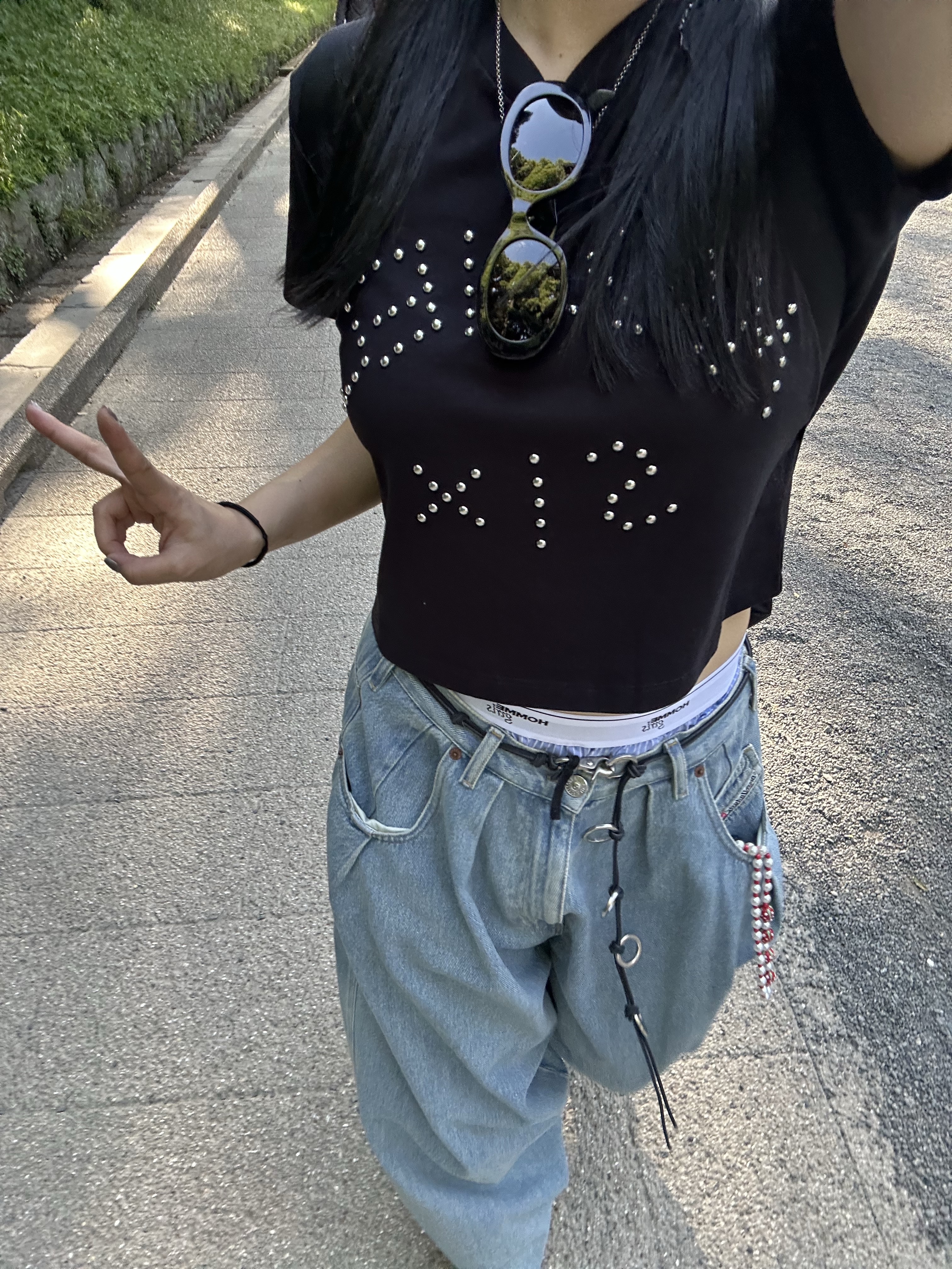 (W) Celine Triomphe 01 Sunglasses in Acetate Black, Salomon x MM6 Maison Margiela Cross Low Kelp Vintage Khaki 착용 스타일 - 1