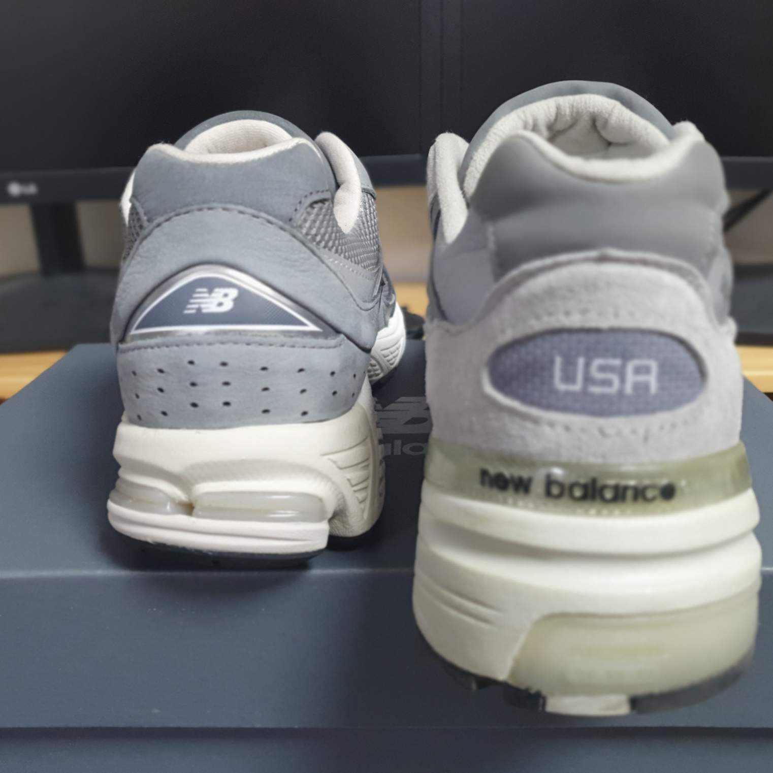 New Balance 992 Made in USA Grey - D Standard, New Balance 2002R Premium Vintage Grey 착용 스타일 - 3