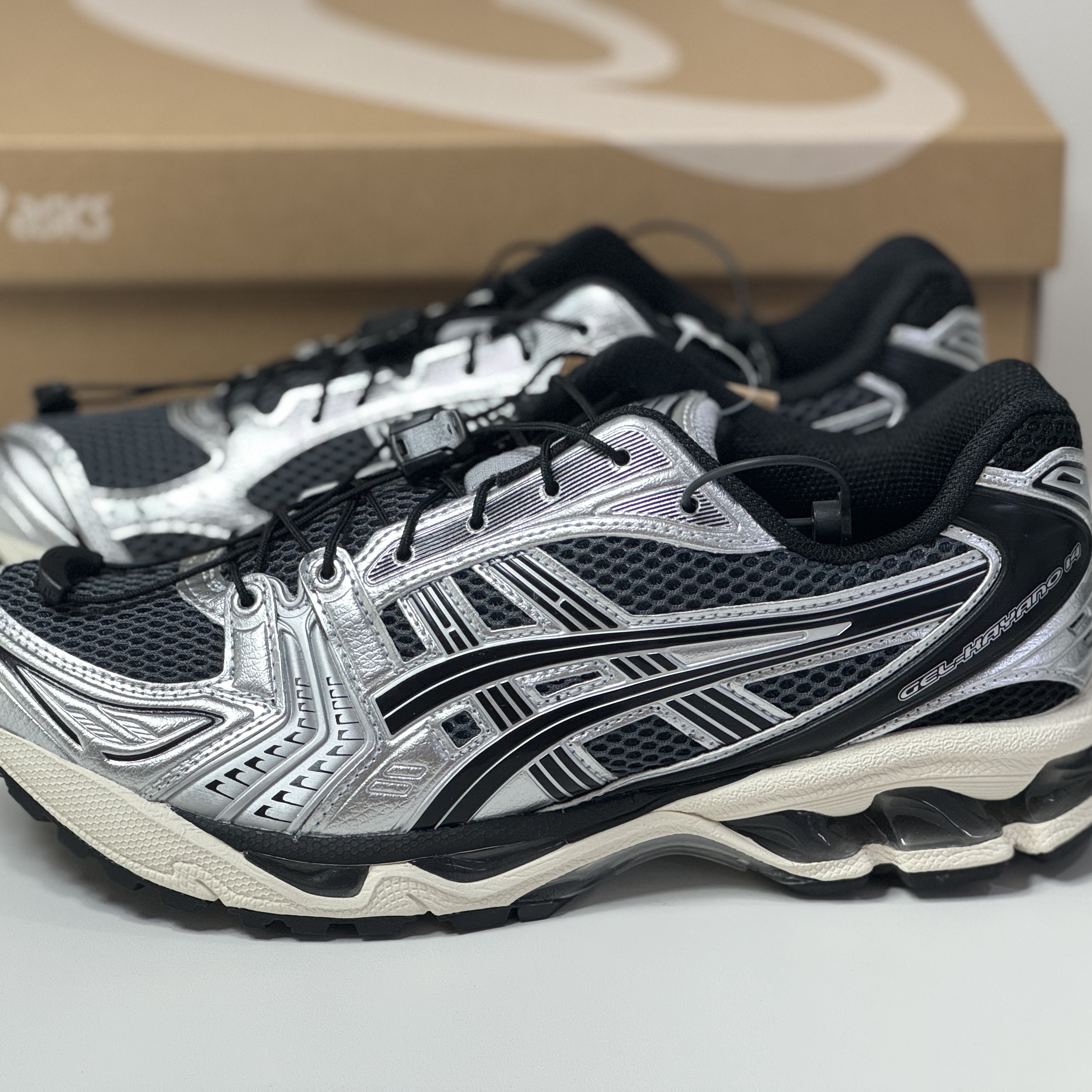 Asics Unlimited Gel-Kayano 14 Carrier Grey Black 착용 스타일