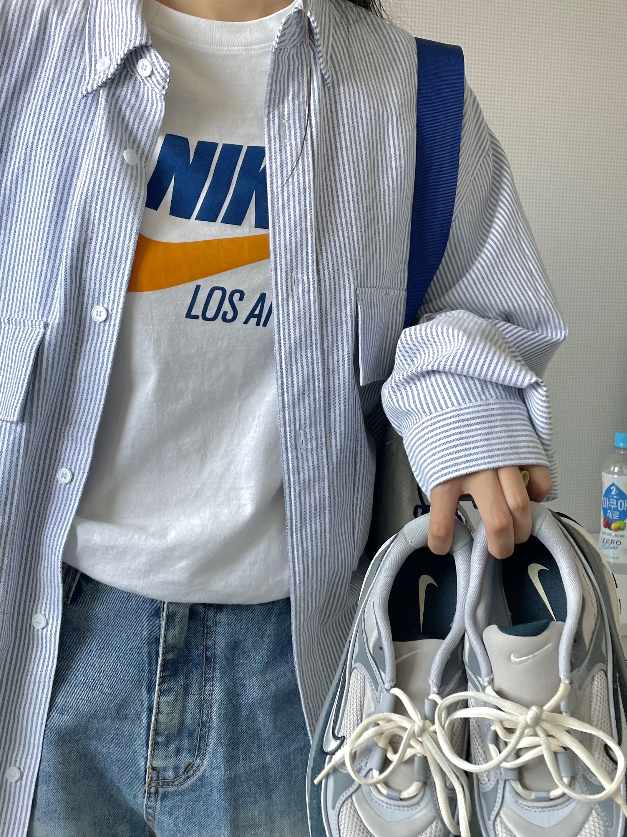 (W) Nike Air Max Bliss Light Iron Ore Armory Navy, Supreme Sling Bag Silver - 22SS 착용 스타일 - 3