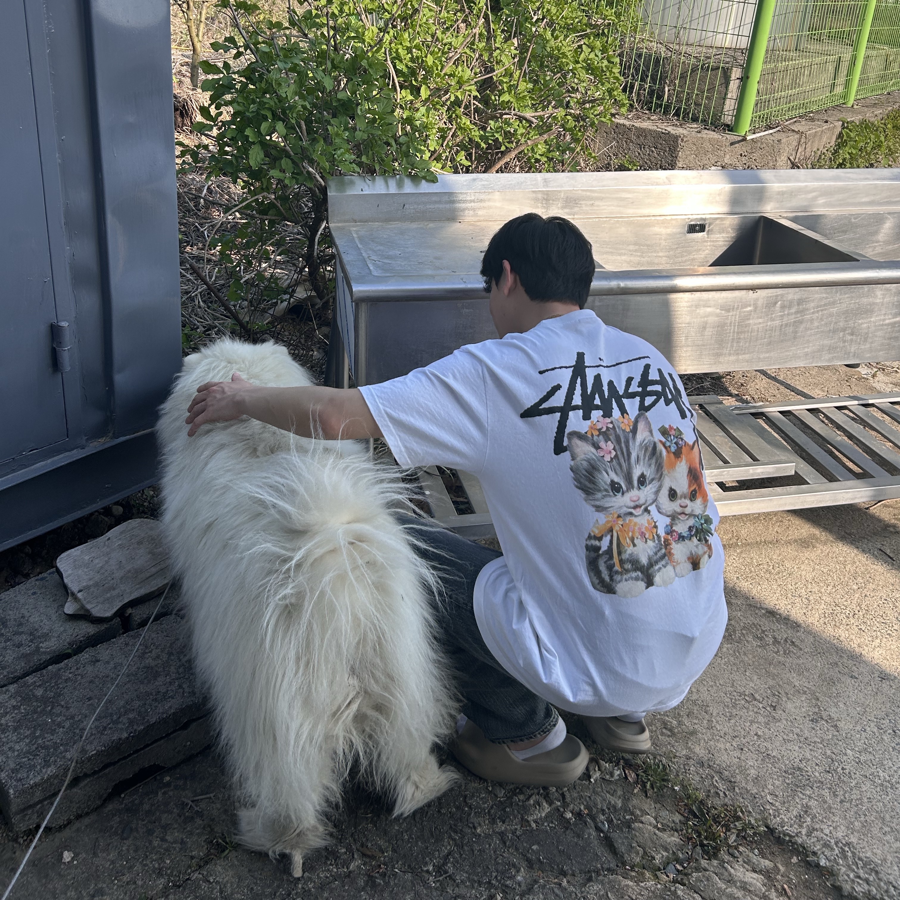 Stussy Kittens T-Shirt White, Adidas Yeezy Slide Pure - Re-Release Ver. 착용 스타일 - 2