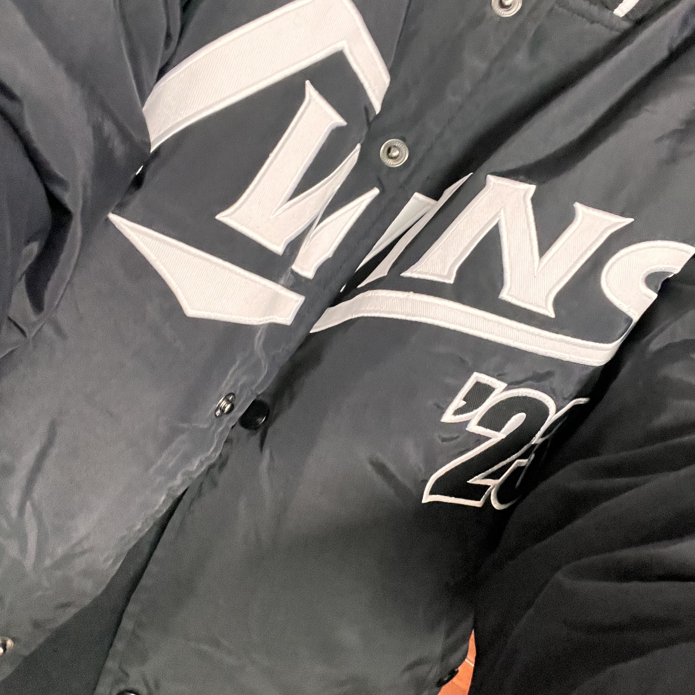 BDNS x LG TWINS 2023 Champions Jumper Black 착용 스타일