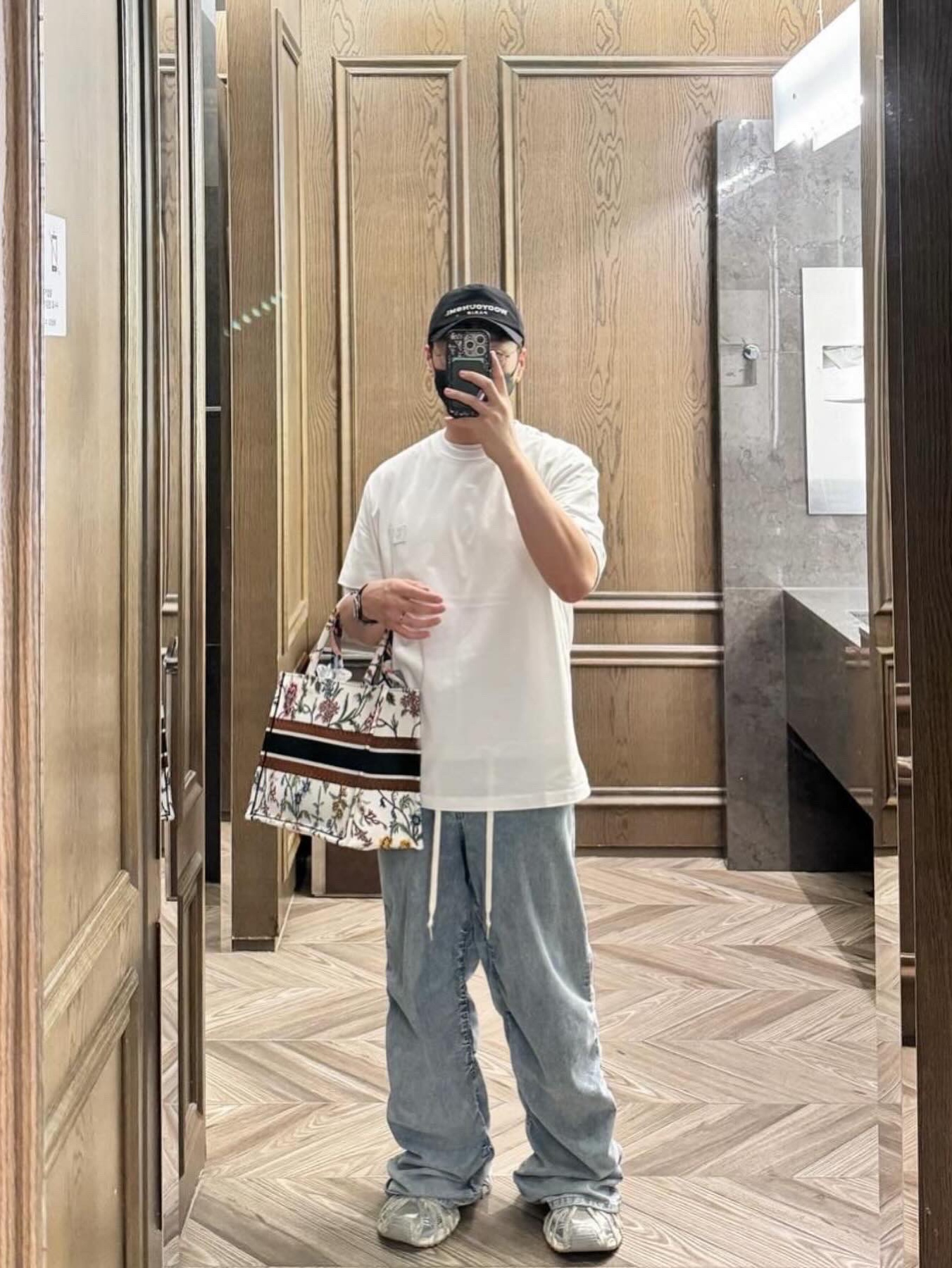 Wooyoungmi White Embroidered Logo Ball Cap Black, Wooyoungmi Flower Print T-Shirt White - 24SS 착용 스타일 - 2