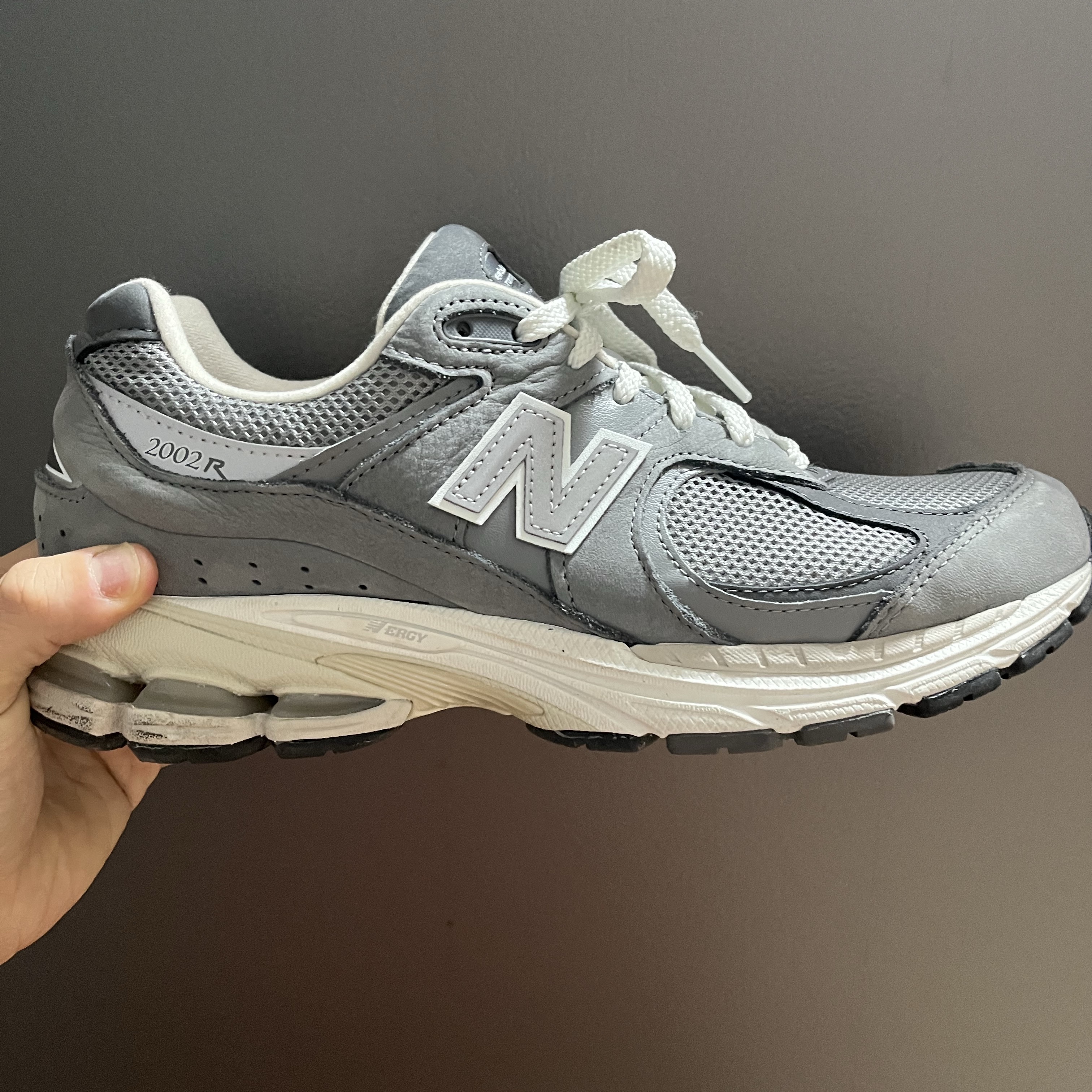 New Balance 2002R Premium Vintage Grey 착용 스타일