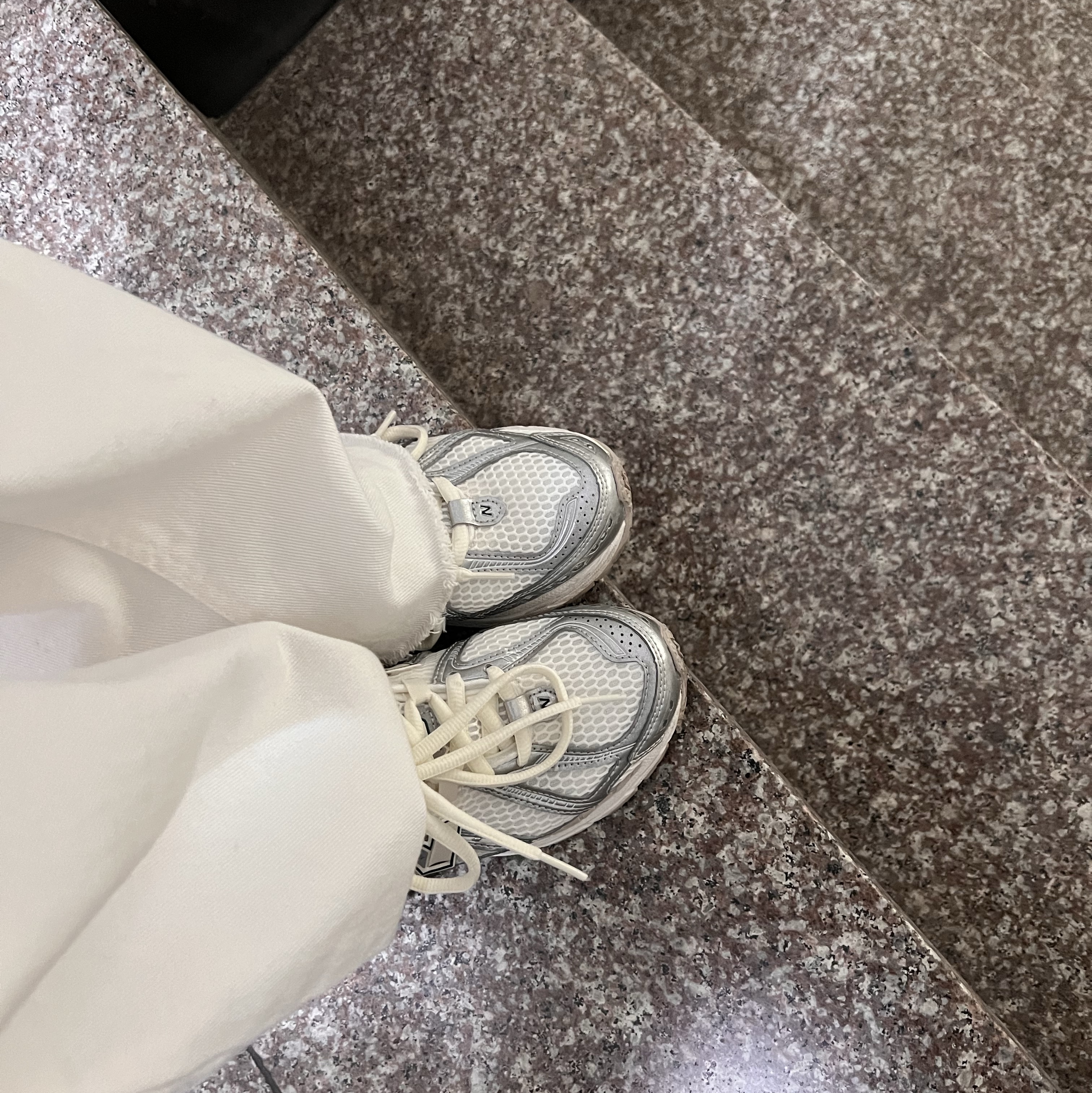 New Balance 1906R Silver Metallic Sea Salt 착용 스타일