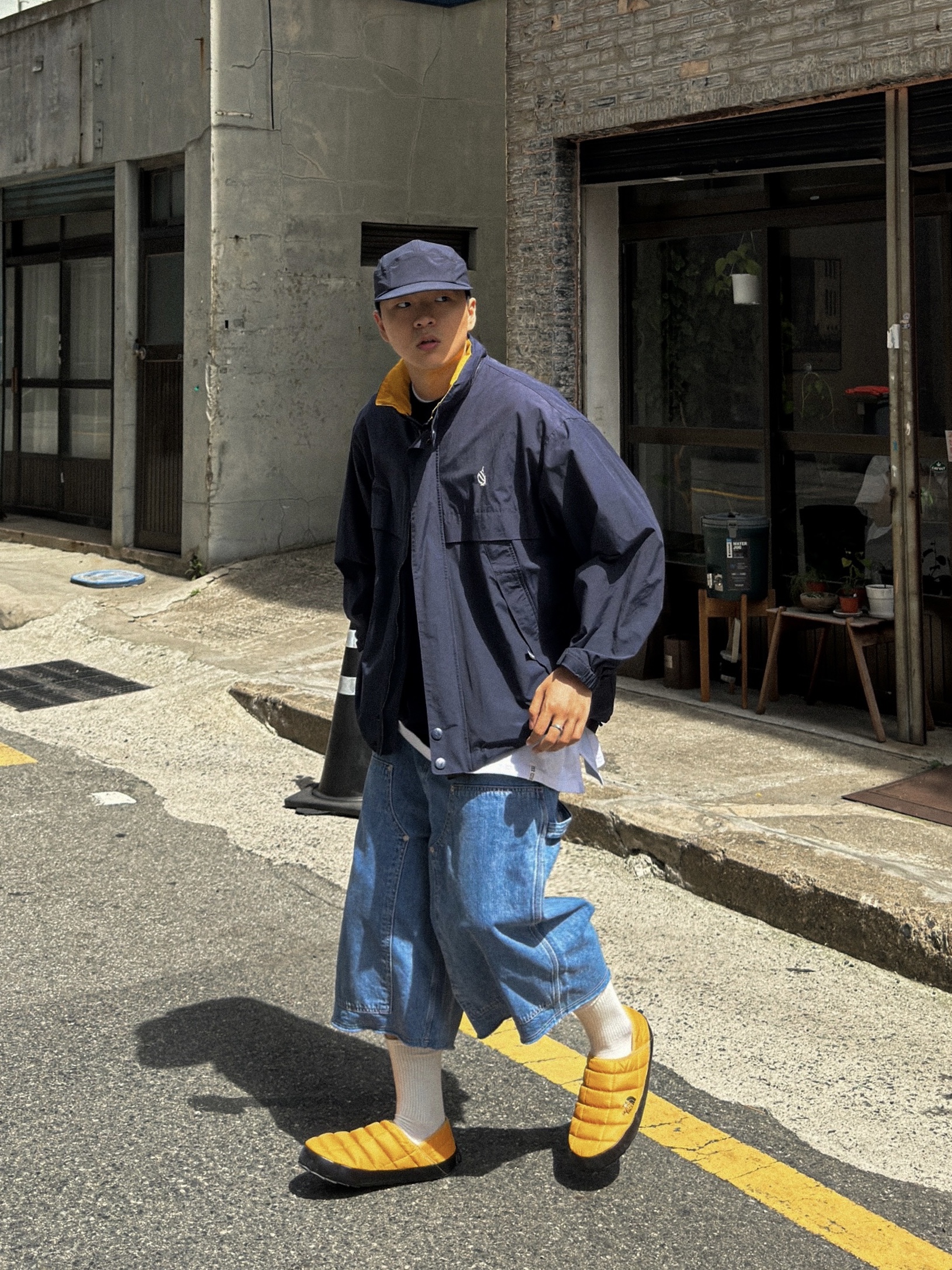 The North Face Thermoball Traction Mule V Summit Gold 착용 스타일 - 2