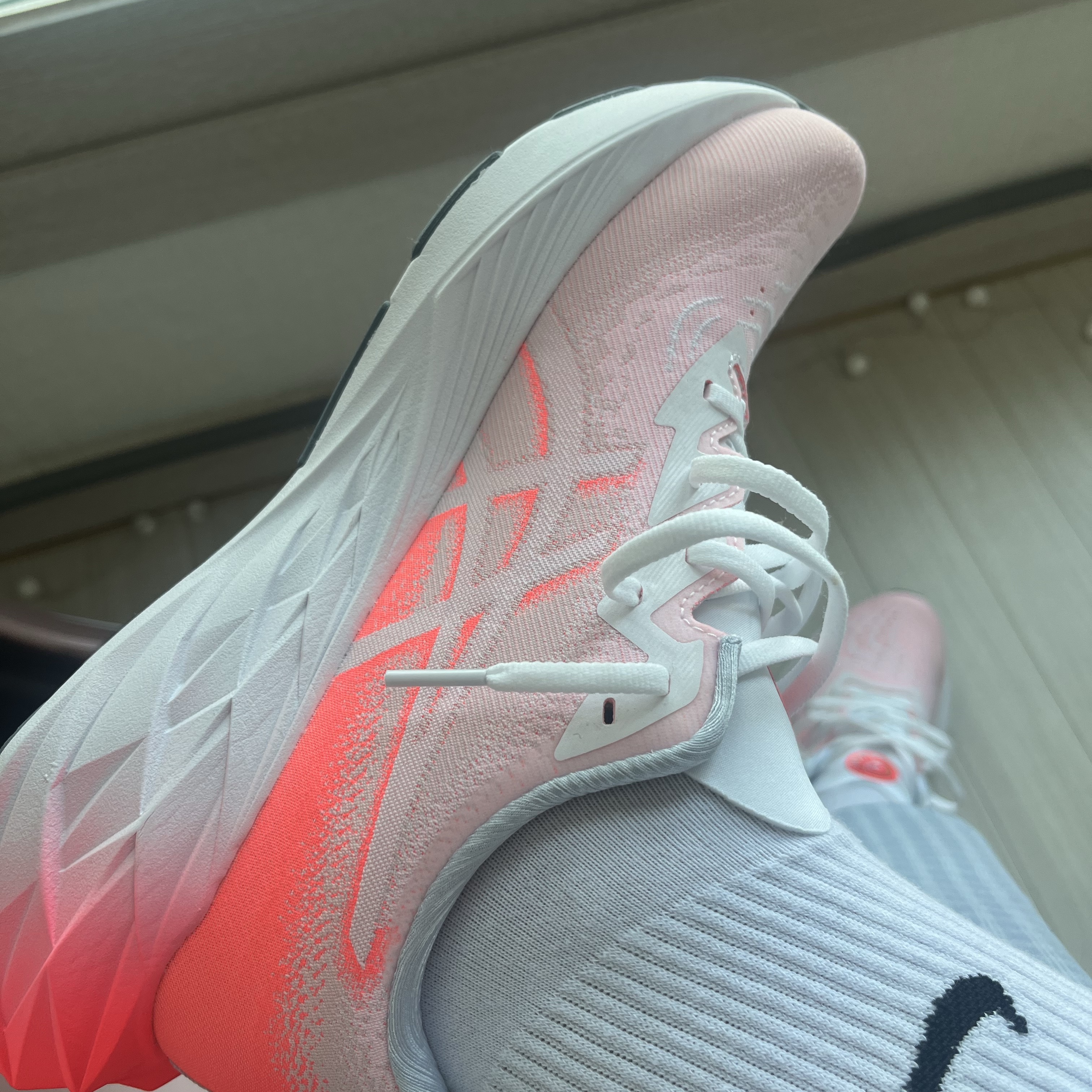 Asics Novablast 4 White Sunrise Red 착용 스타일 - 2