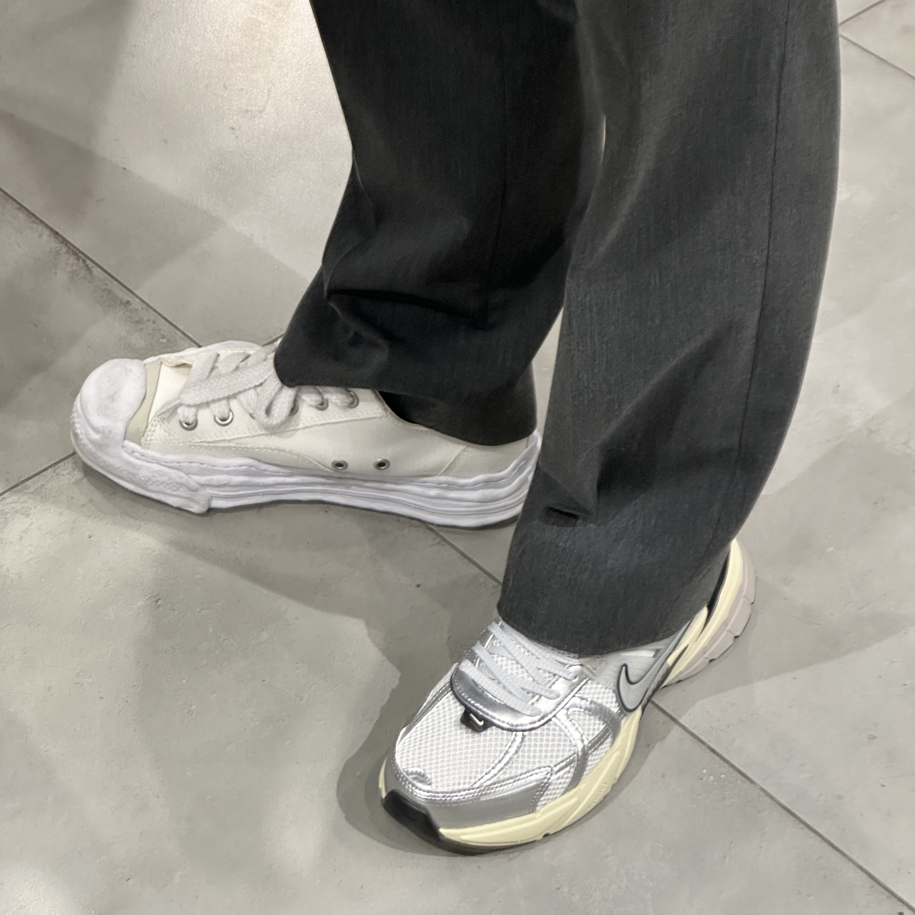 Nike V2K Run Pure Platinum Light Iron Ore 착용 스타일