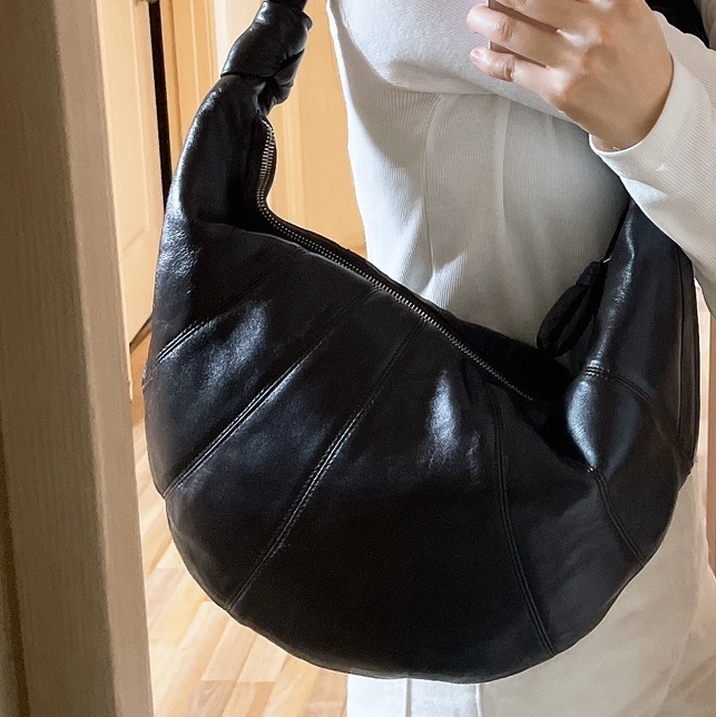 Lemaire Fortune Croissant Bag Soft Nappa Leather Dark Chocolate 착용 스타일 - 3