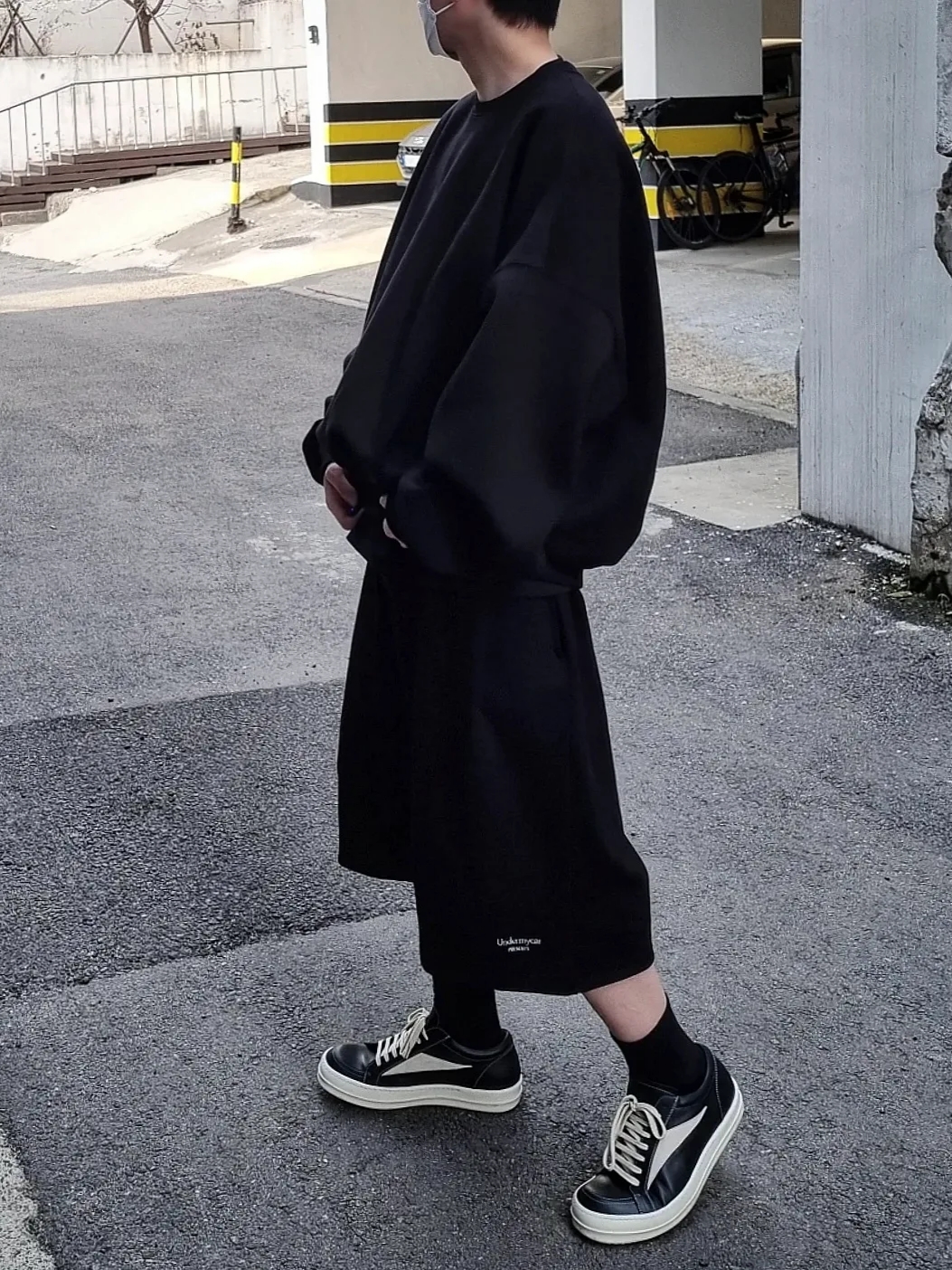 Rick Owens Vintage Sneakers Black, Undermycar Mu.16 Anti Fxxking Logo Play Oversized One Tuck Sweat Shorts Black 착용 스타일 - 2