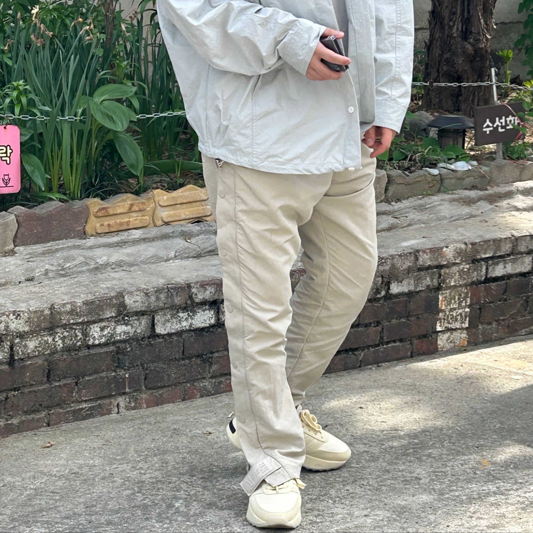 Adidas x Fear of God Athletics Los Angeles Pale Yellow, Nike x Fear of God Warm Up Pants String 착용 스타일 - 1