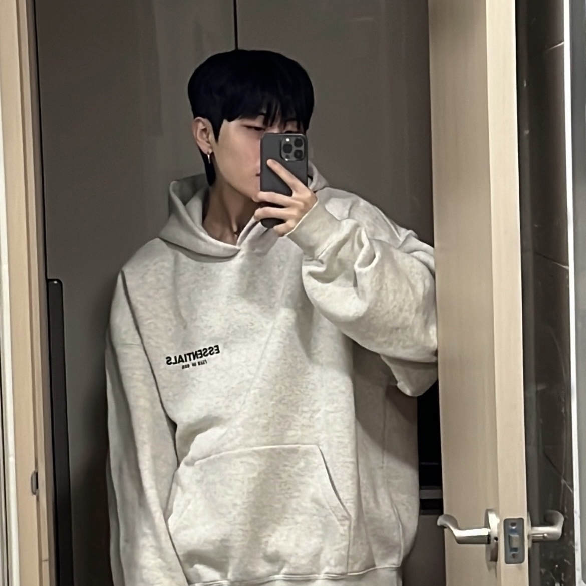 Essentials The Core Collection Hoodie Light Oatmeal 착용 스타일