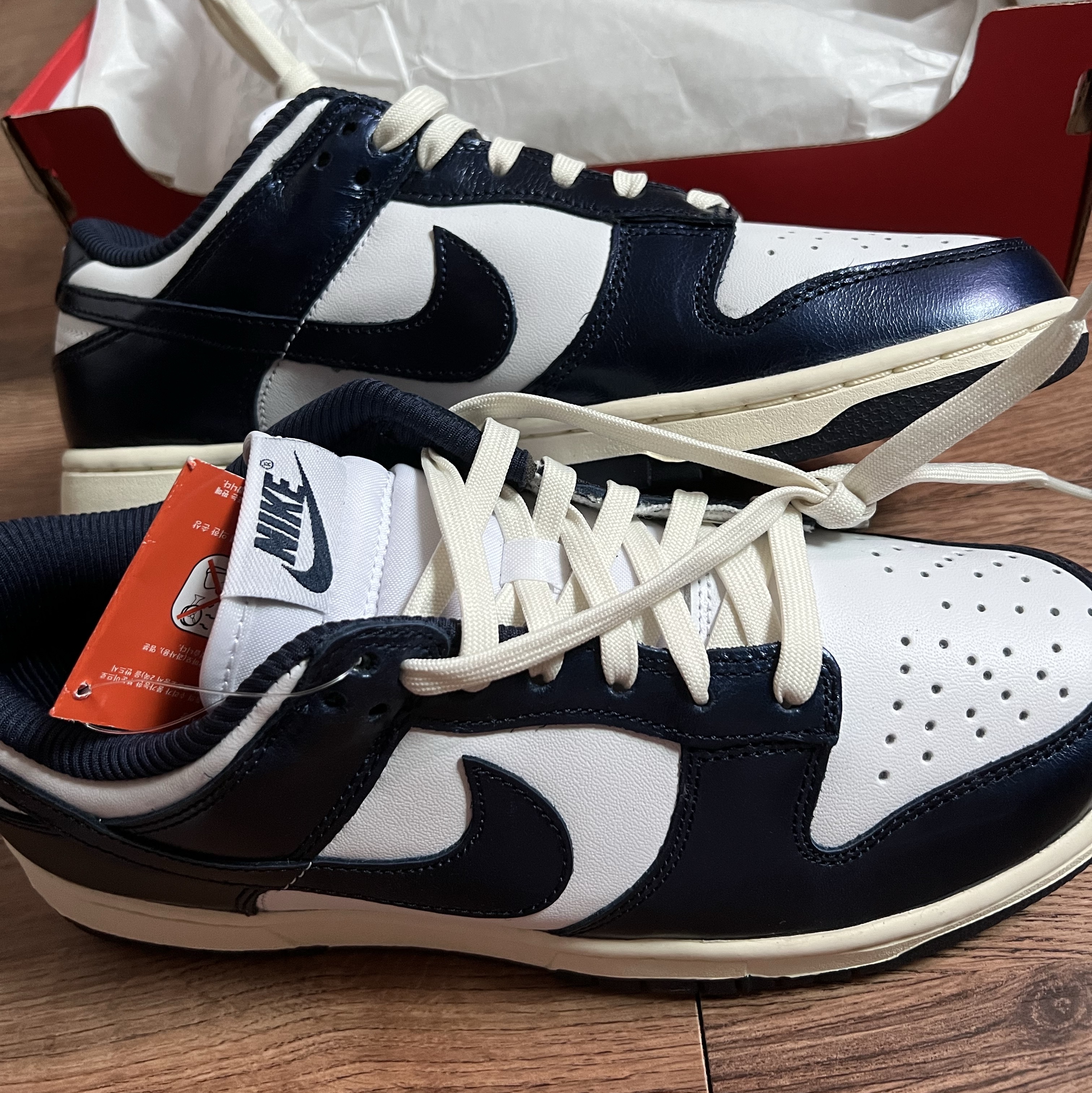 (W) Nike Dunk Low PRM Midnight Navy and White 착용 스타일