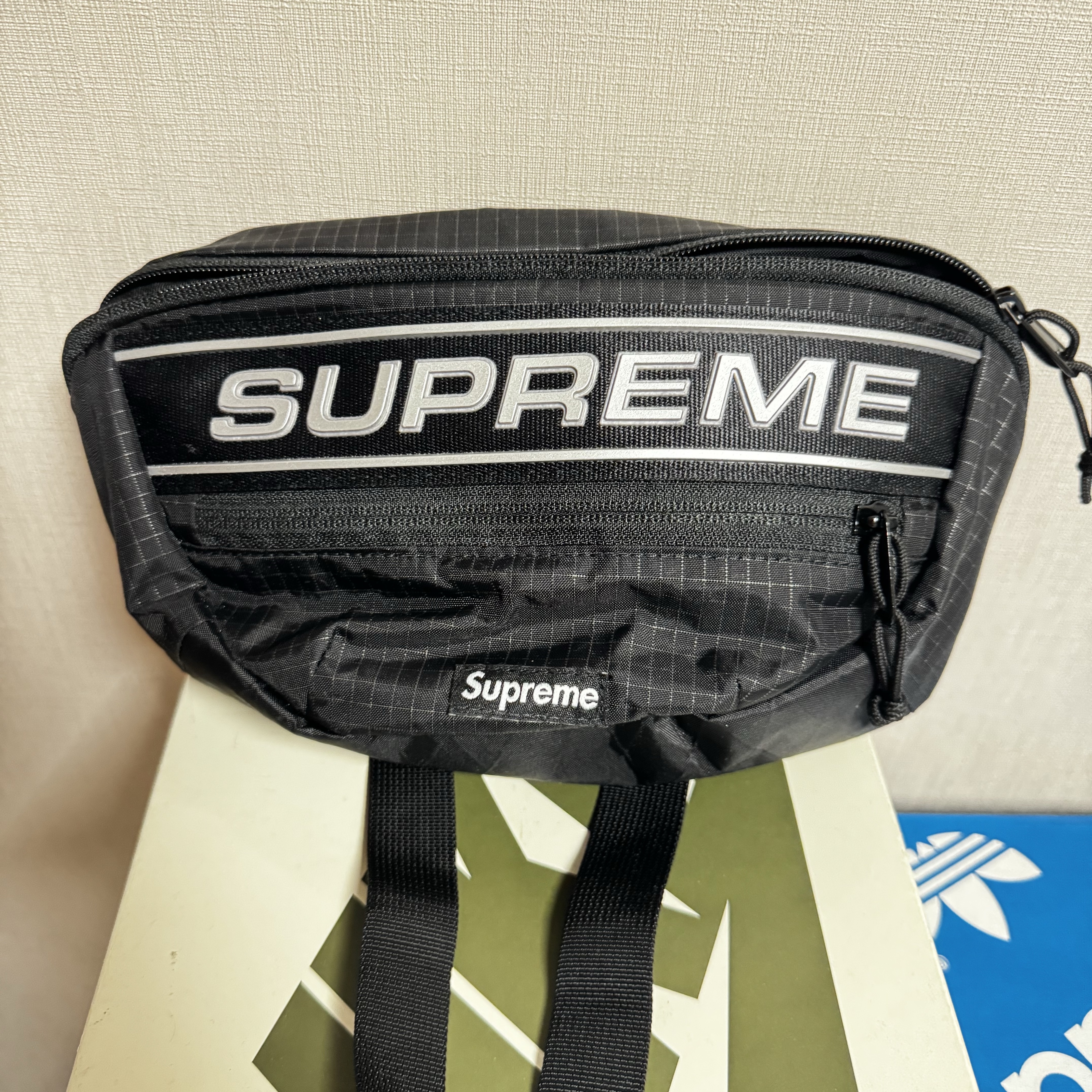 Supreme Waist Bag Black - 23FW 착용 스타일
