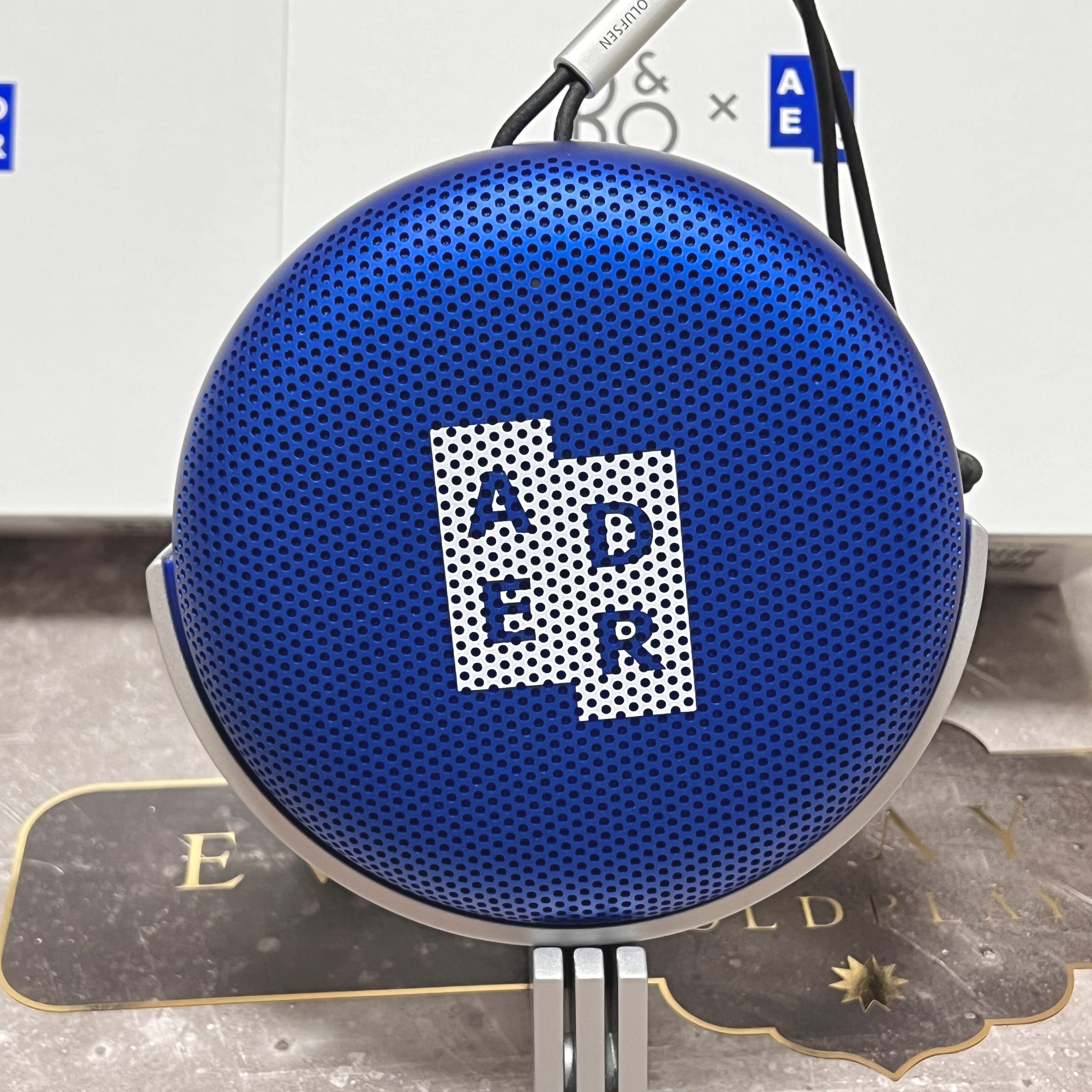 Bang & Olufsen x Ader Error Beosound A1 Ader Error Edition Z-Blue (With Speaker Stand) - Korean Ver. 착용 스타일 - 3