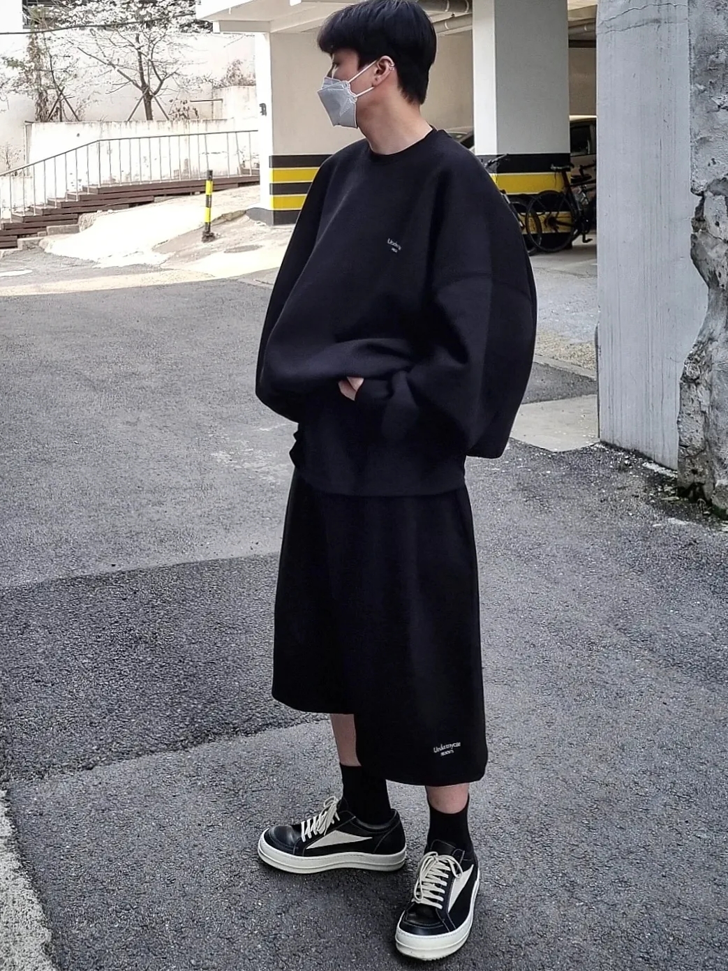 Rick Owens Vintage Sneakers Black, Undermycar Mu.16 Anti Fxxking Logo Play Oversized One Tuck Sweat Shorts Black 착용 스타일 - 1