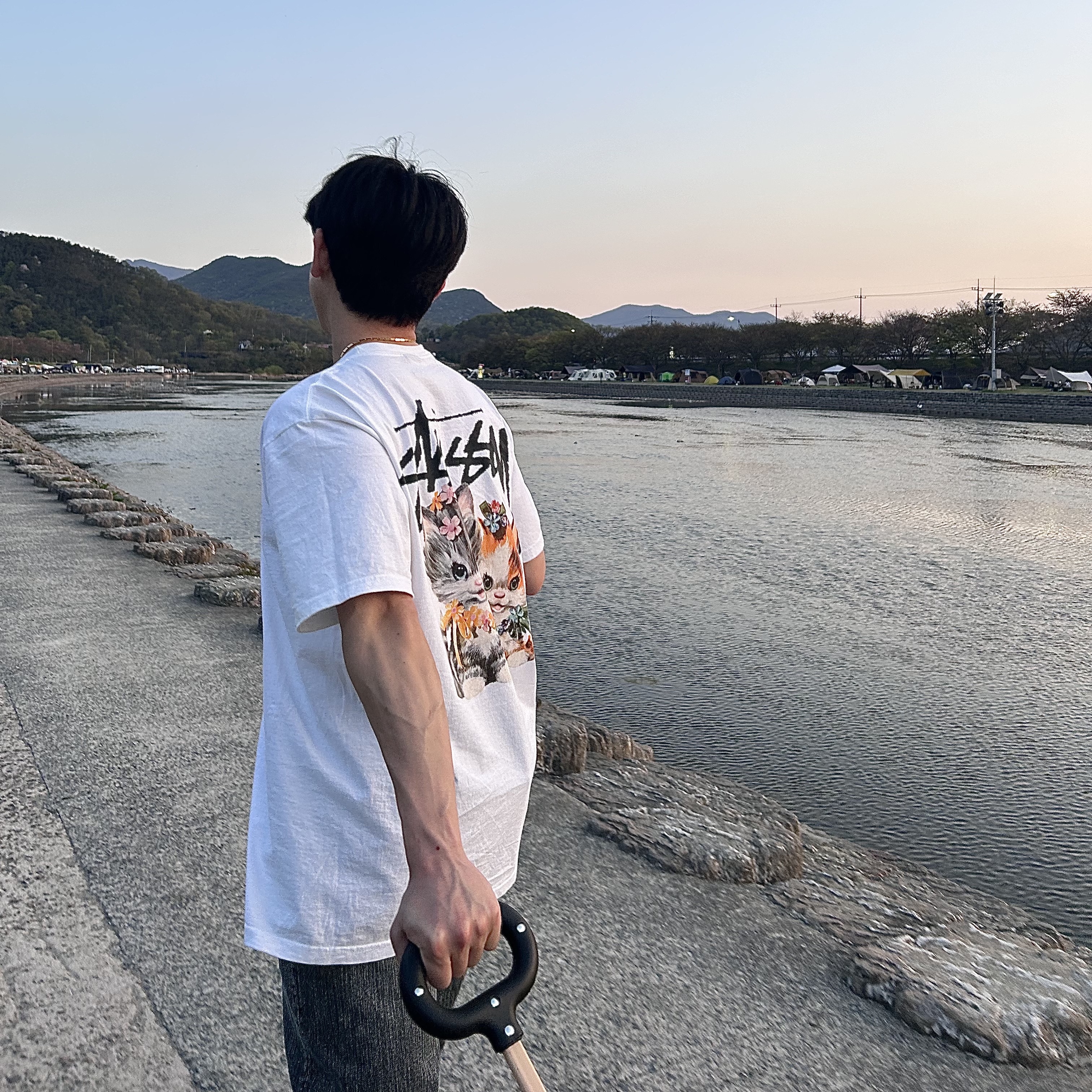 Stussy Kittens T-Shirt White, Adidas Yeezy Slide Pure - Re-Release Ver. 착용 스타일 - 1
