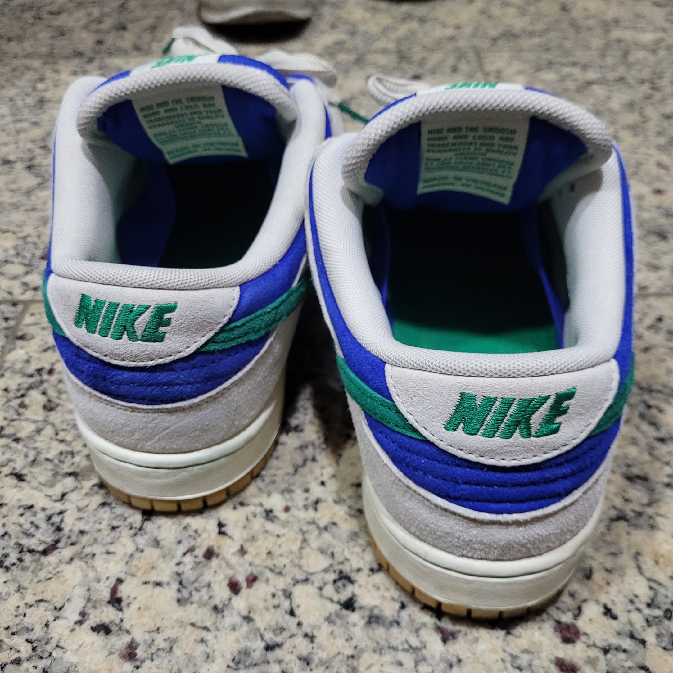 Nike SB Dunk Low Pro Phantom and Hyper Royal 착용 스타일 - 2