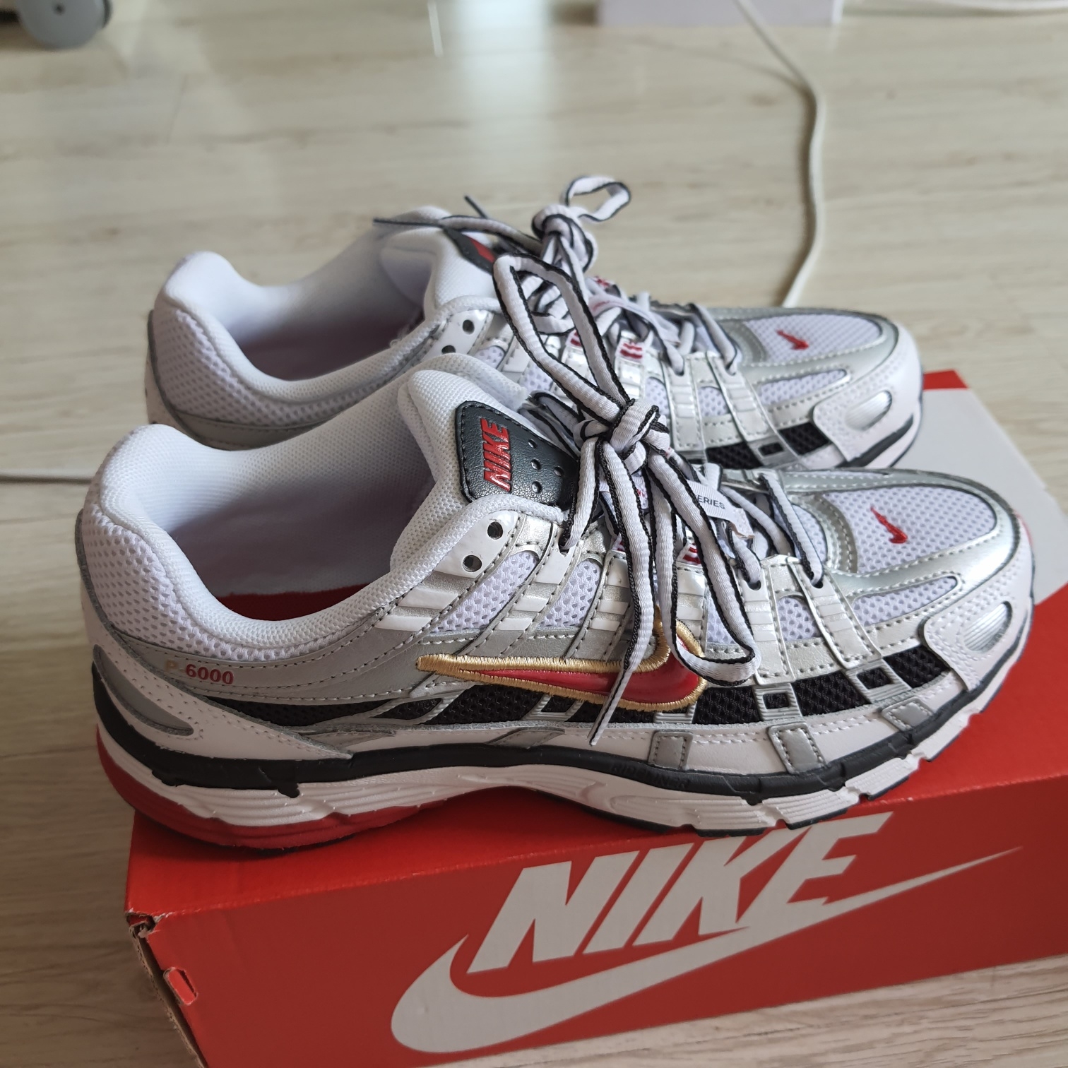 (W) Nike P-6000 Metallic Silver Red 착용 스타일 - 1