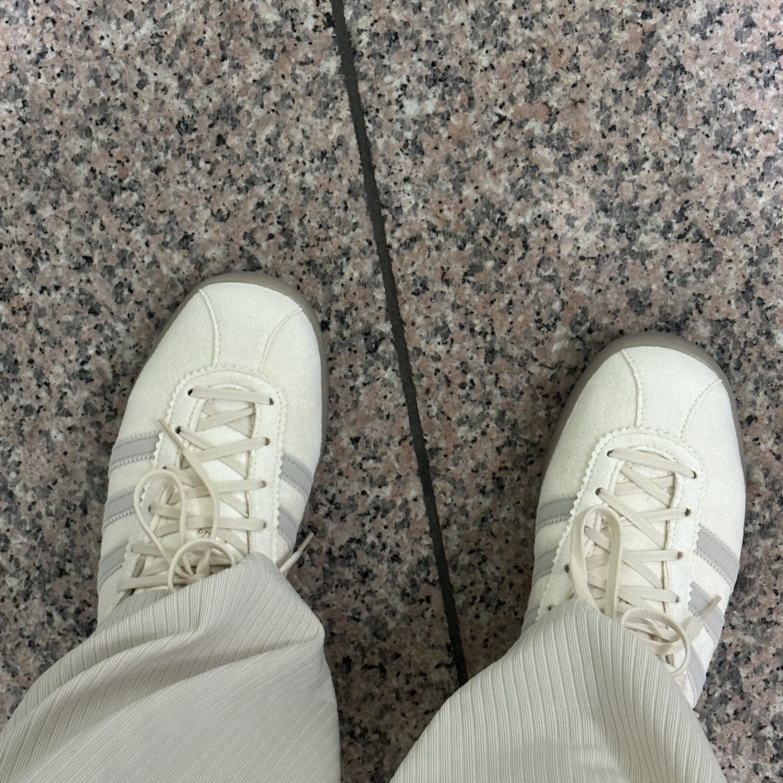 Adidas Tobacco Gruen Cream White Bliss 착용 스타일