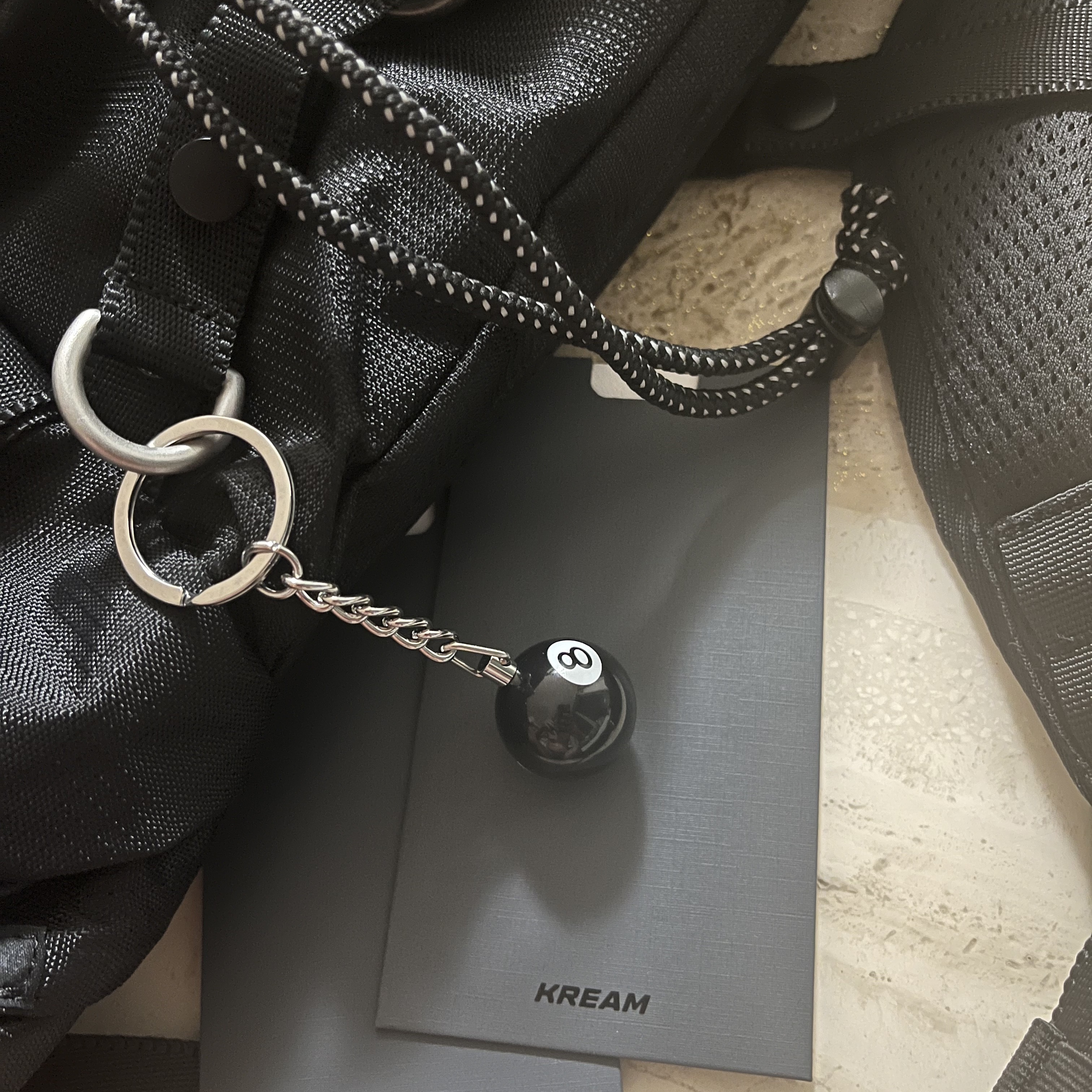 Stussy 8 Ball Keychain Black 착용 스타일