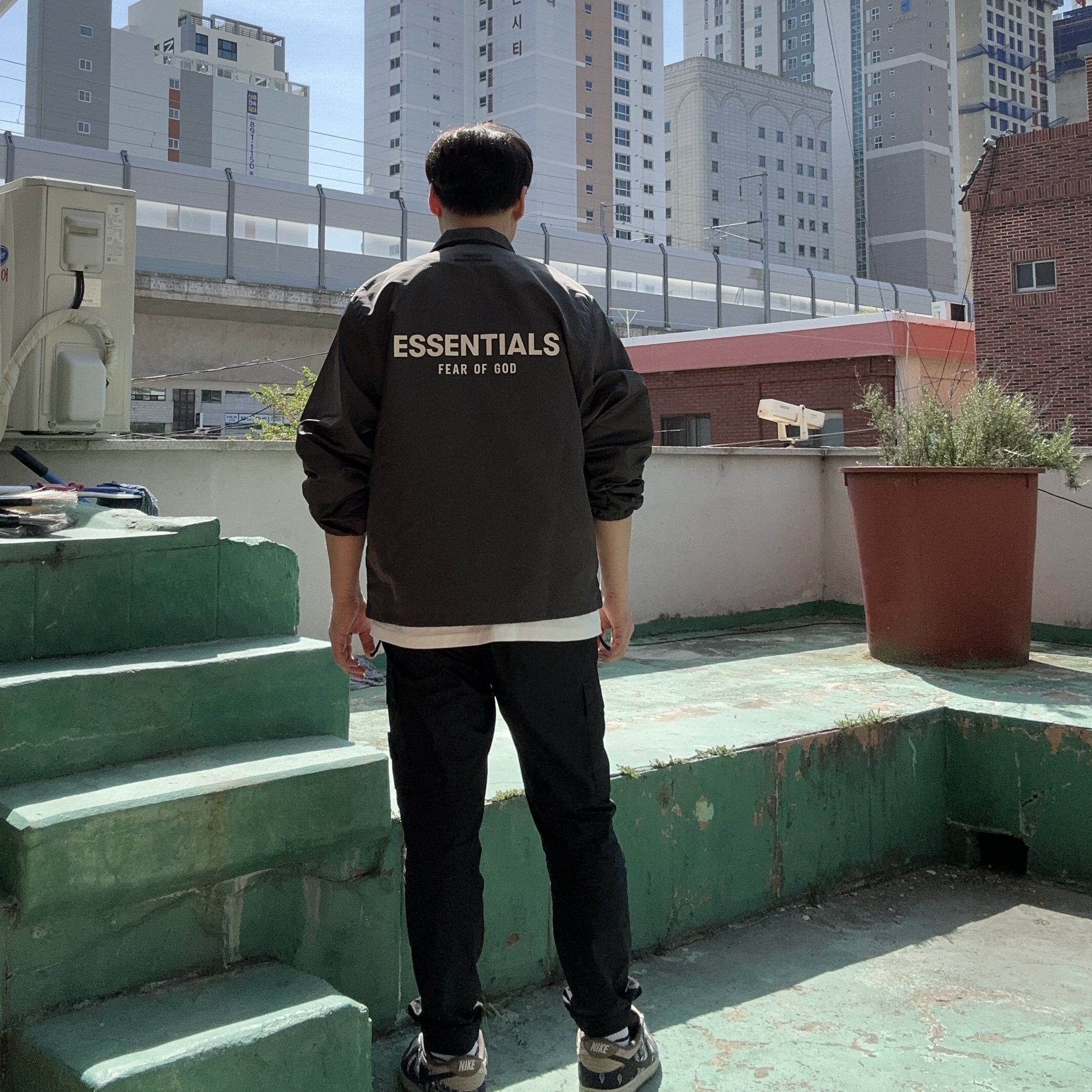 Essentials Coaches Jacket Iron - 22SS, Stone Island 31303 Stretch Cotton Tela Paracadute Cargo Pants Black - 22SS 착용 스타일