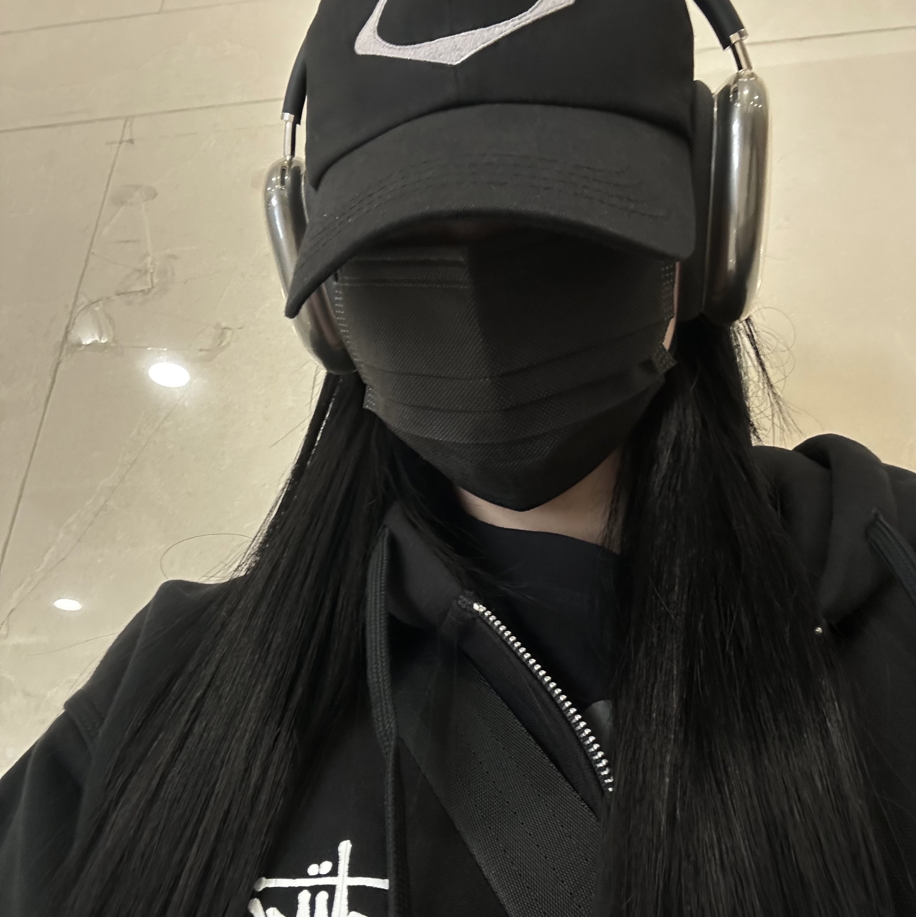Mischief Rhombus Long Sleeve Black, Stussy Basic Zip Hoodie Black 착용 스타일