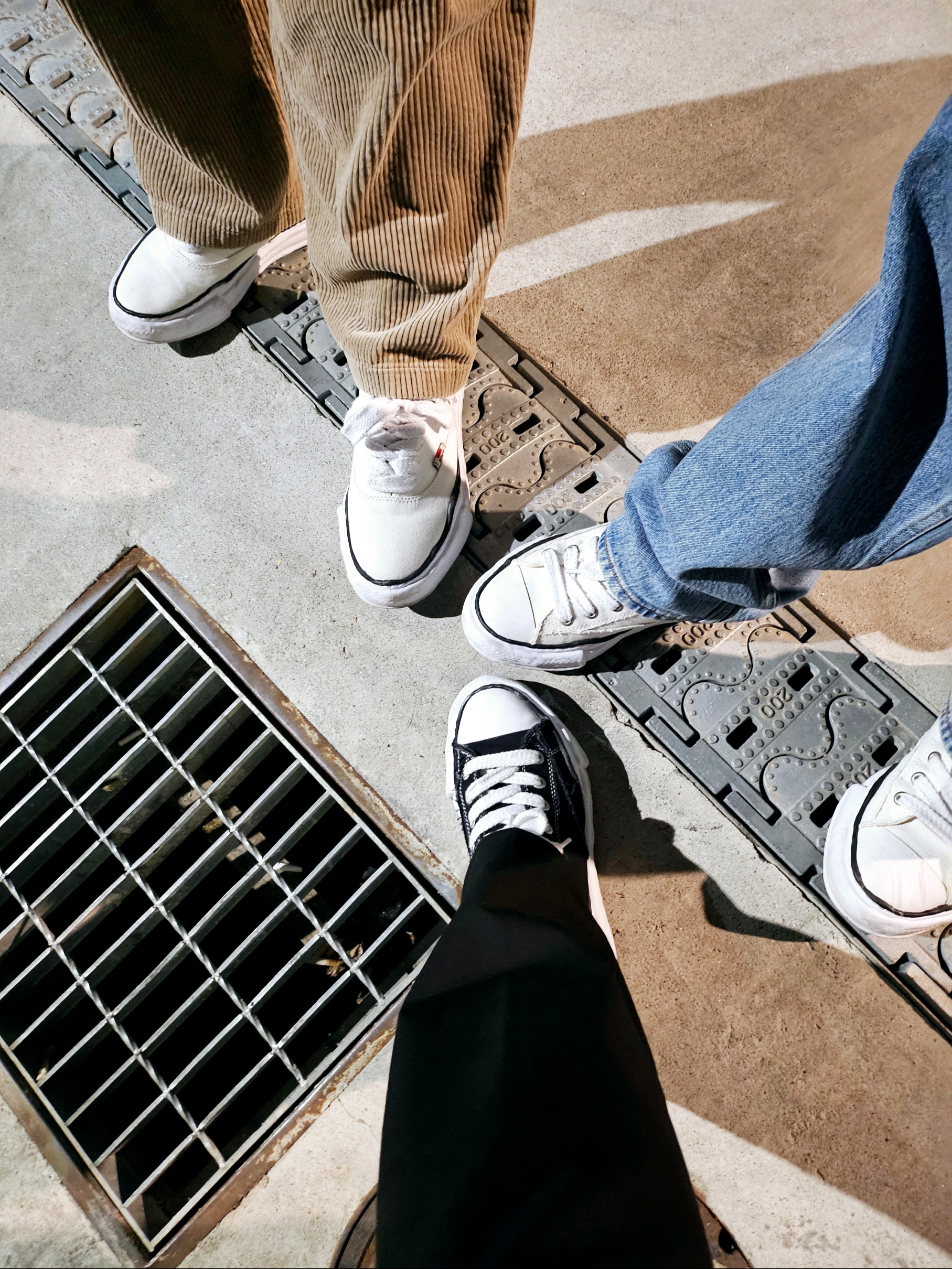 Maison Mihara Yasuhiro Peterson OG Sole Canvas Low Sneakers Black, Maison Mihara Yasuhiro Peterson OG Sole Canvas Low Sneakers White 착용 스타일
