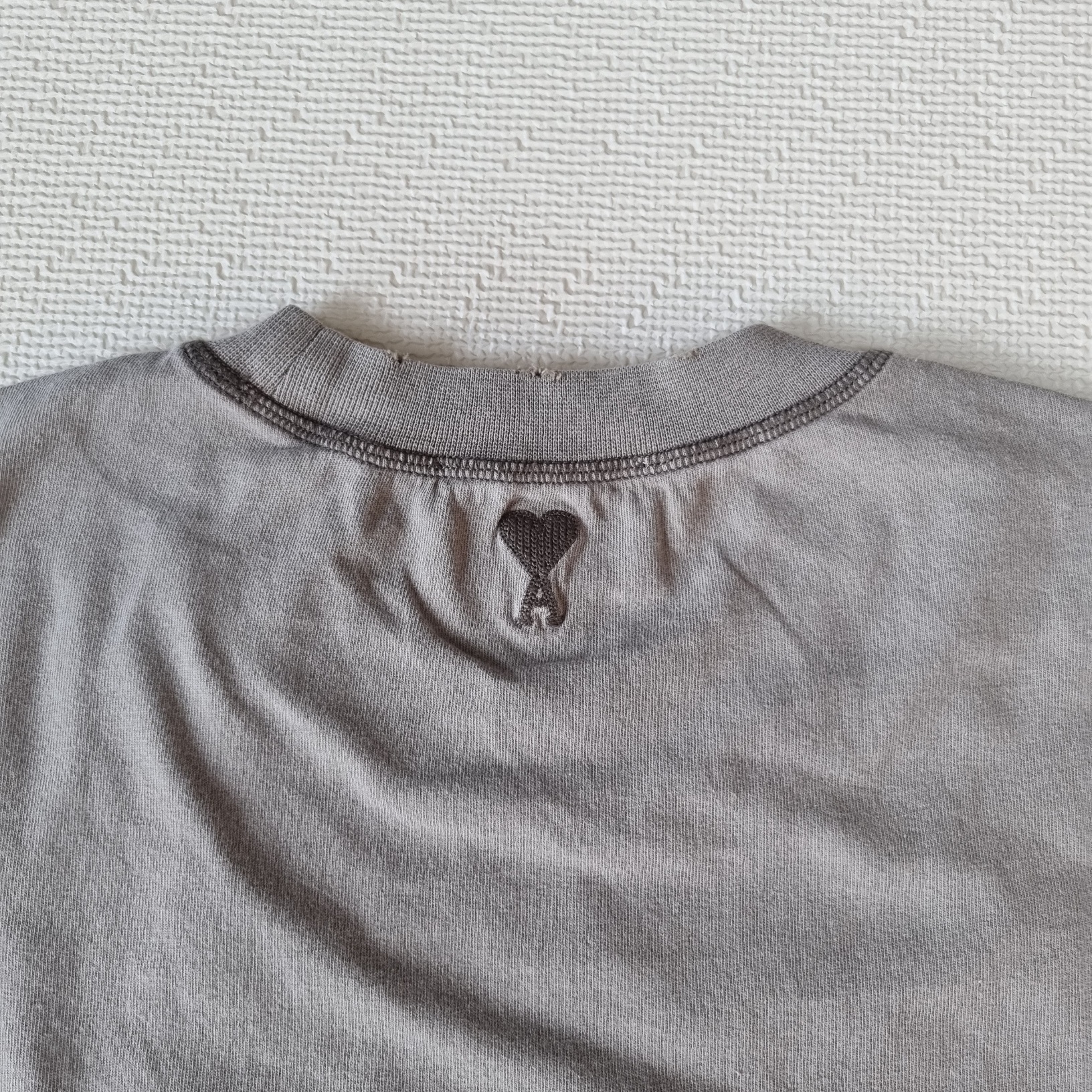 AMI Fade Out T-Shirt Clay 착용 스타일 - 2