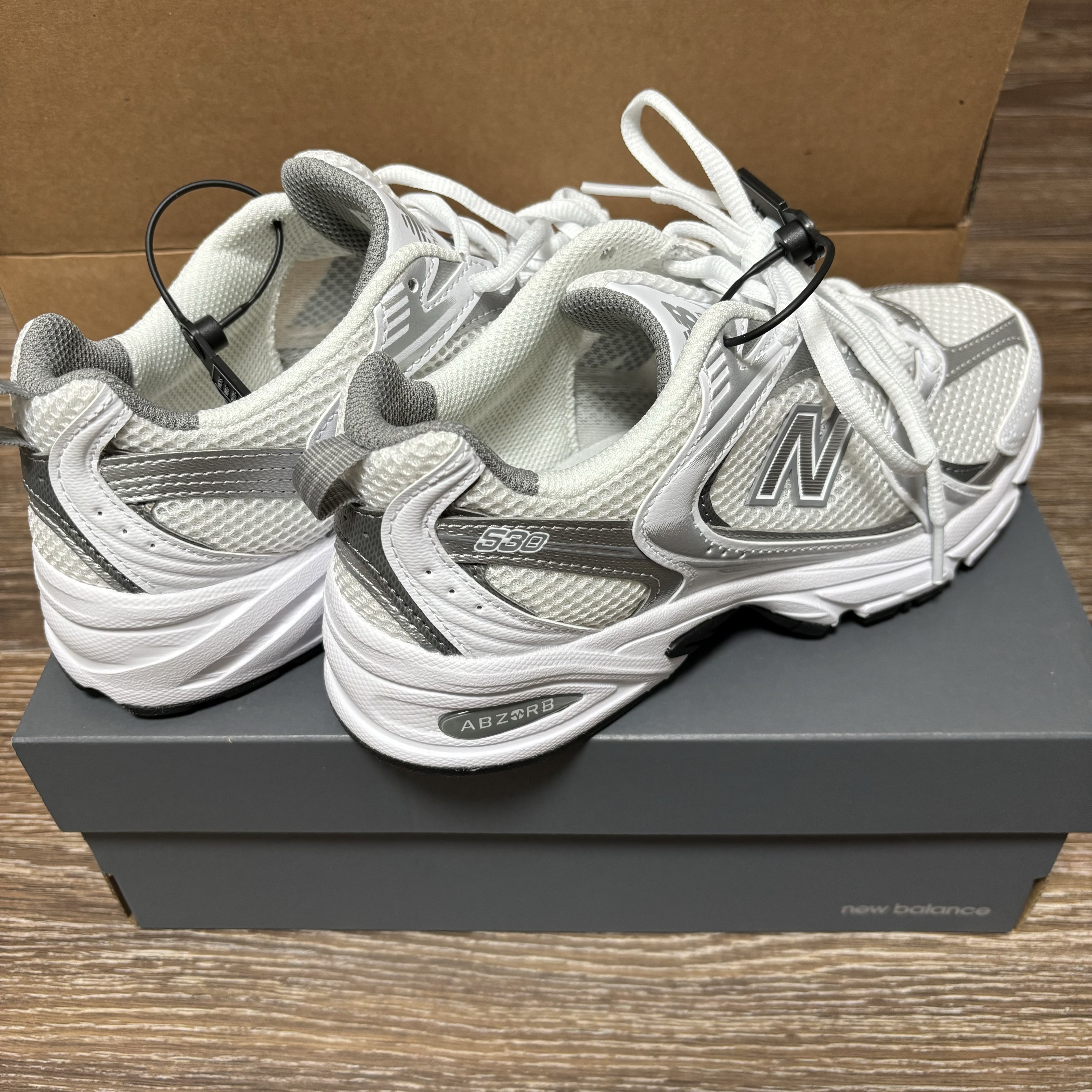 New Balance 530 White Silver 착용 스타일