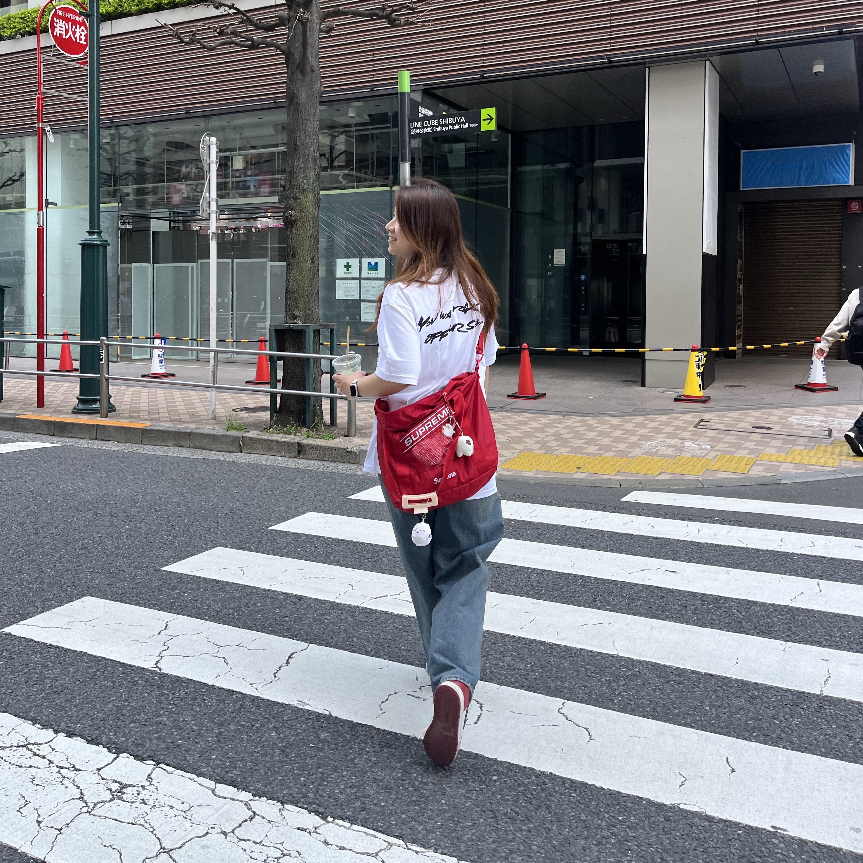 Supreme Futura Box Logo T-Shirt White - 24SS, Supreme Tote Bag Red - 23FW 착용 스타일 - 2