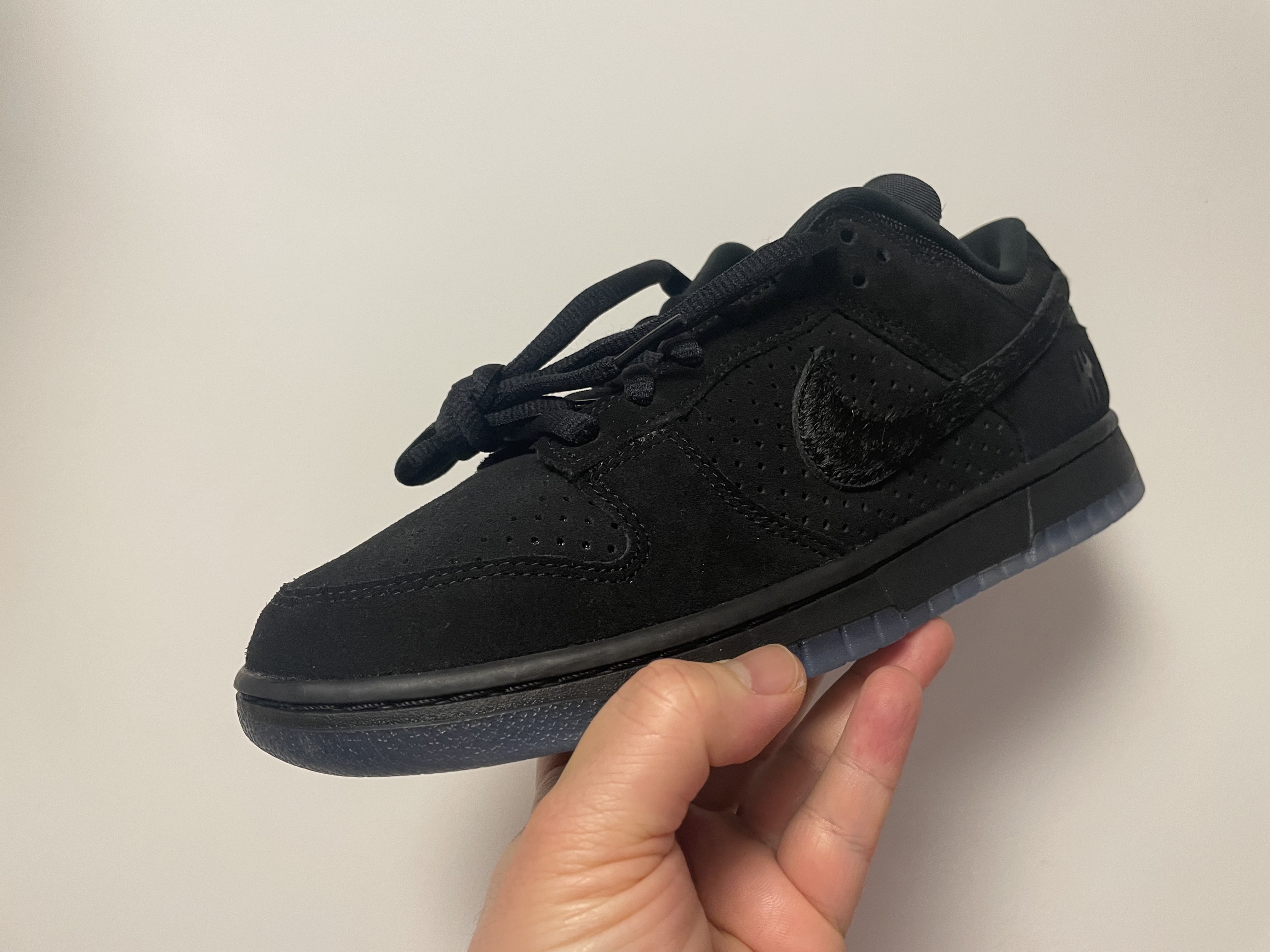 Nike x Undefeated Dunk Low SP 5 On It Black 착용 스타일 - 3