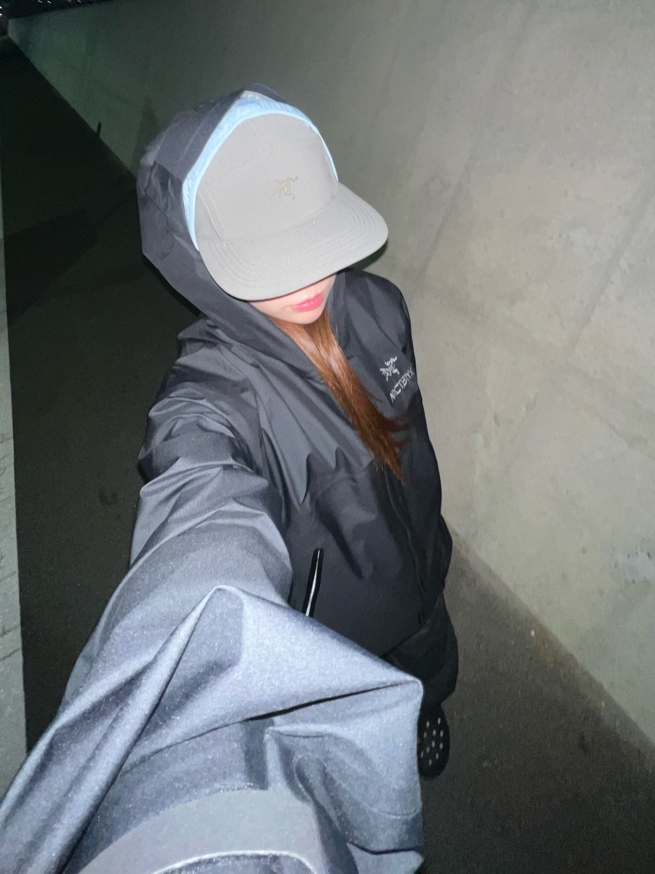 Arc'teryx Beta LT Jacket Black, (W) Crocs Classic Platform Clog Black 착용 스타일