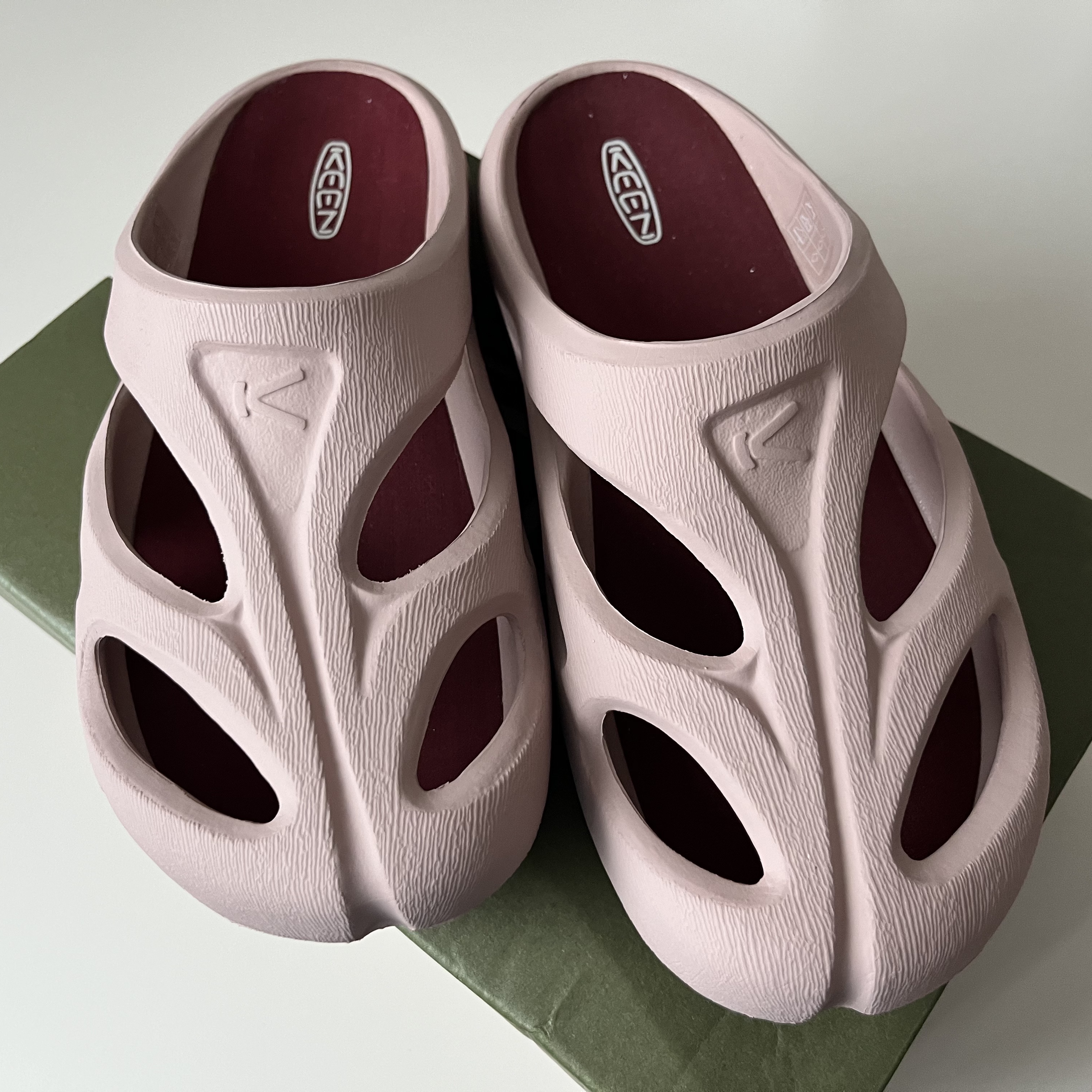 (W) Keen Shanti Fawn Merlot 착용 스타일