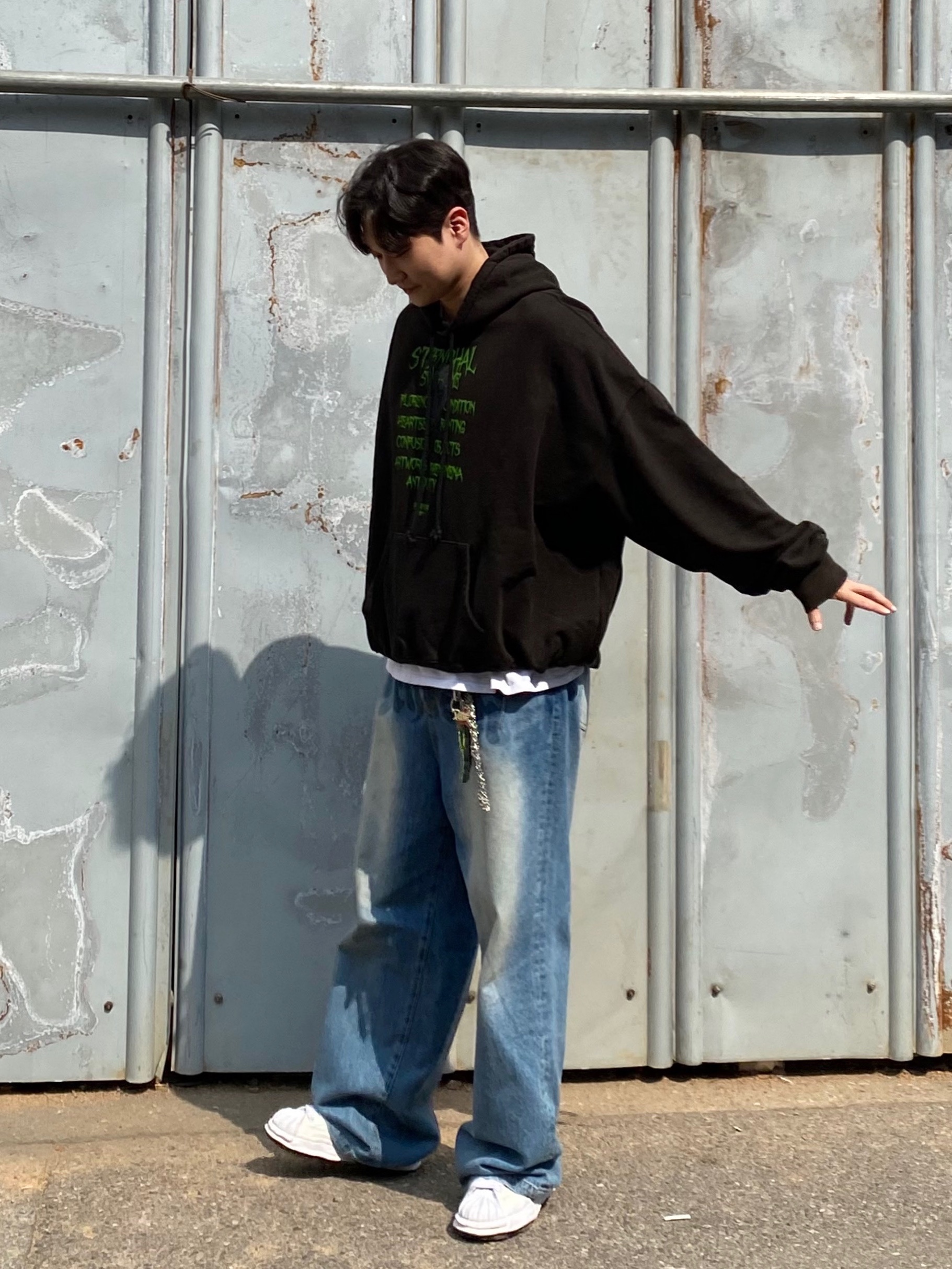 Maison Mihara Yasuhiro Blakey OG Sole Canvas Low-top Sneakers White, Undermycar Stendhal Syndrome Oversized Hoodie Green Ash - 23FW (The Hyundai Seoul Exclusive) 착용 스타일 - 1