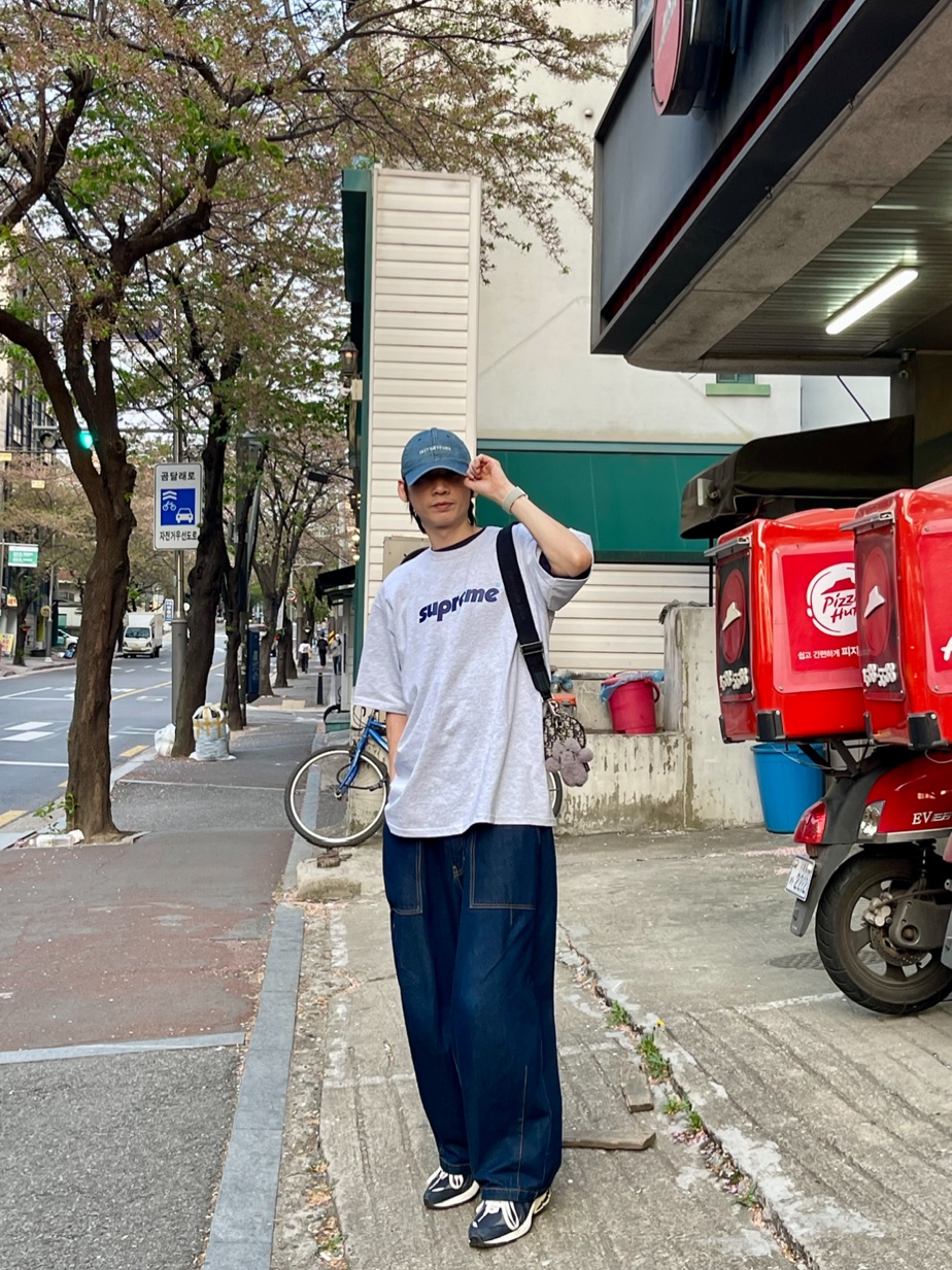 New Balance 2002R Eclipse Castlerock, Supreme Pinline T-Shirt Ash Grey - 24SS 착용 스타일 - 1