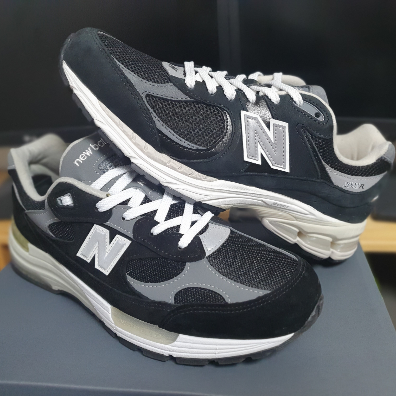 New Balance 992 Made in USA Black Grey, New Balance 2002R Premium Vintage Black 착용 스타일 - 1
