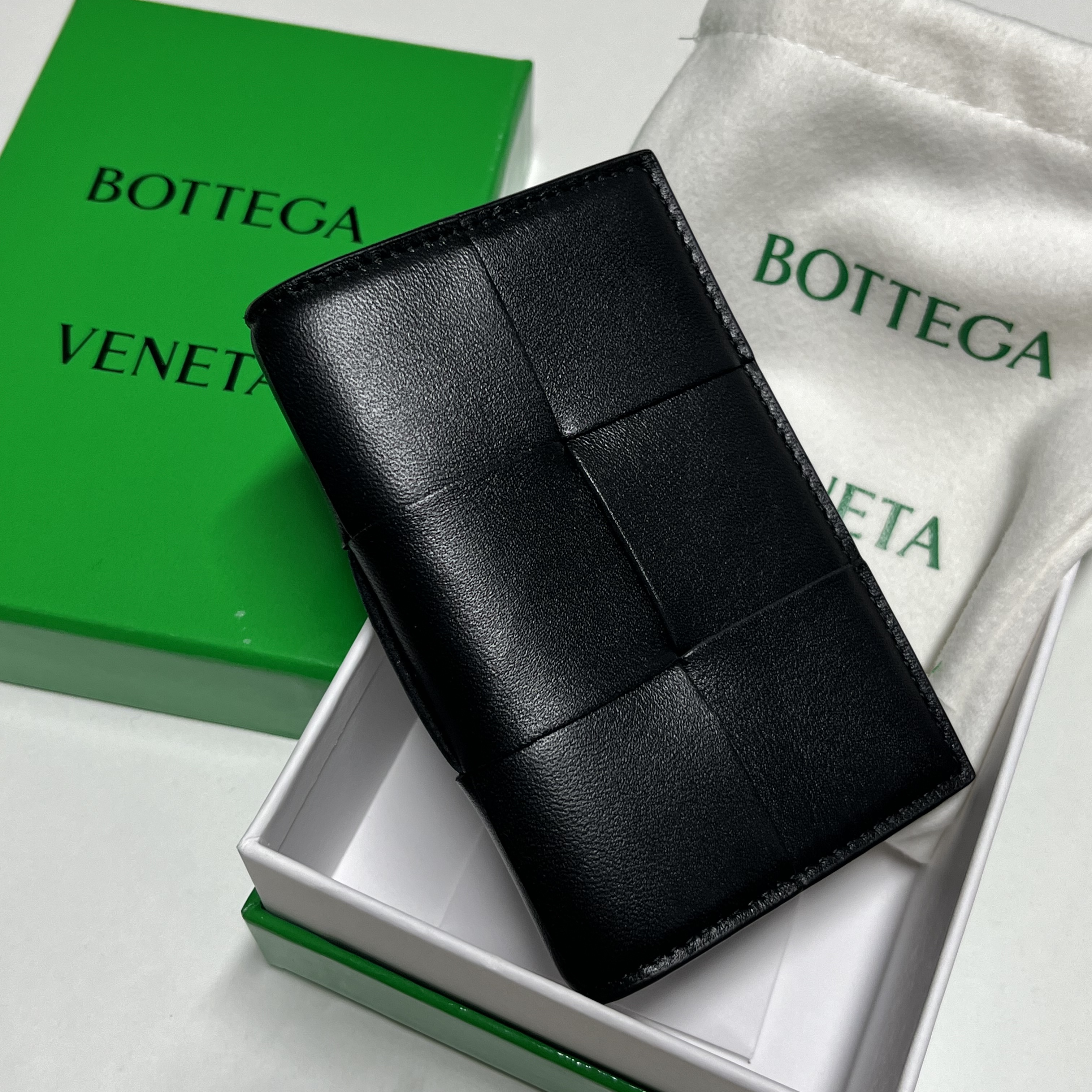 Bottega Veneta Business Card Case Black 착용 스타일