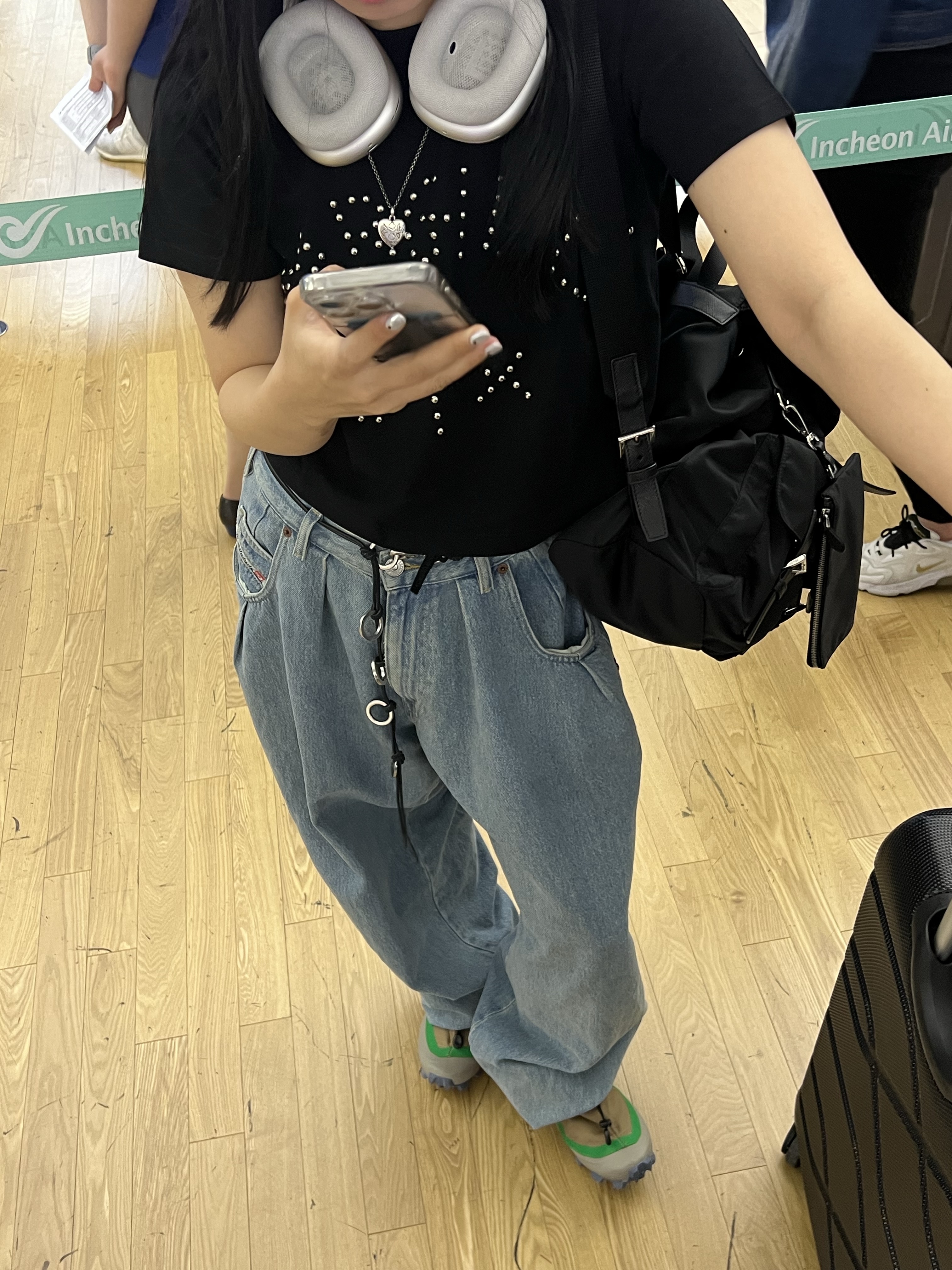 (W) Celine Triomphe 01 Sunglasses in Acetate Black, Salomon x MM6 Maison Margiela Cross Low Kelp Vintage Khaki 착용 스타일 - 2