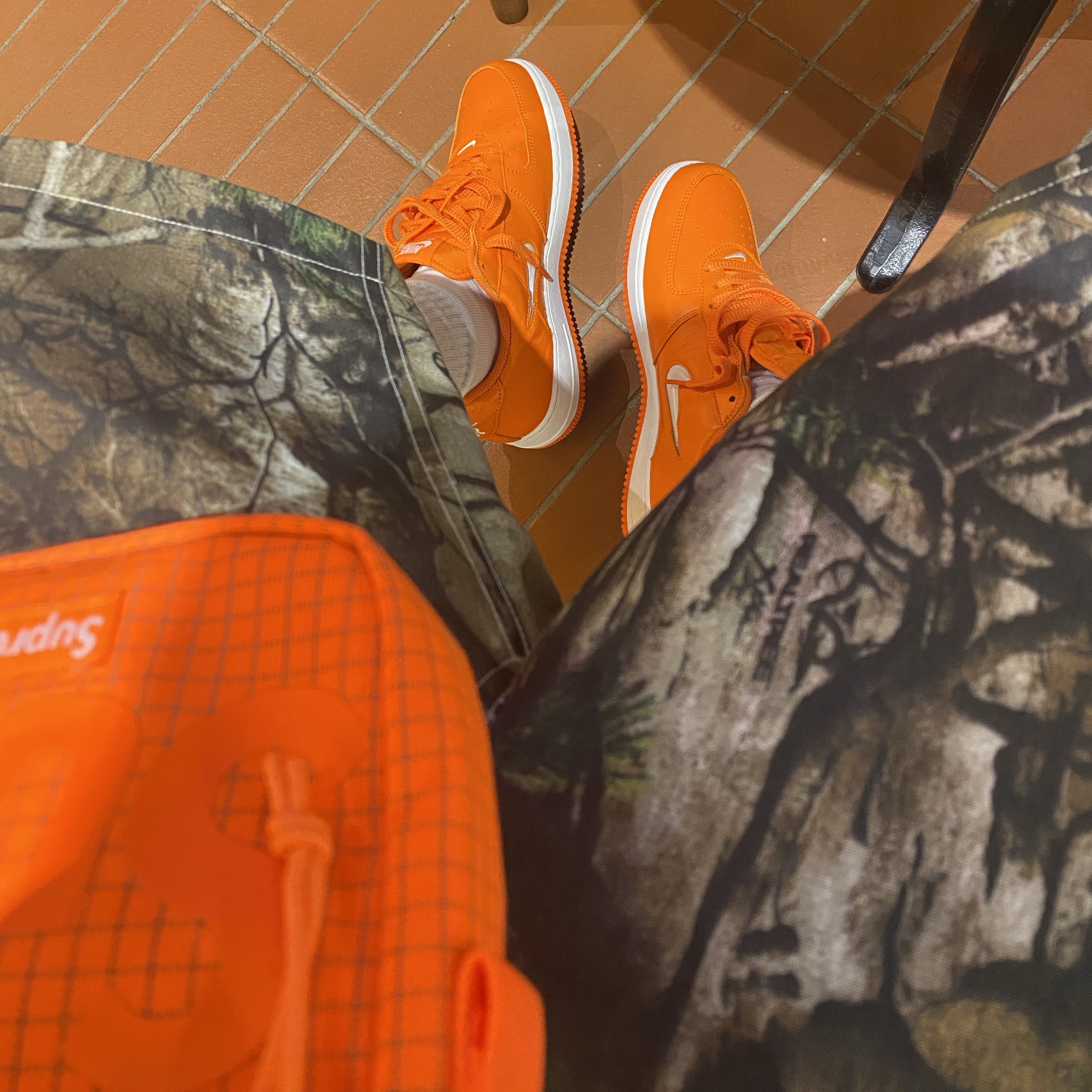 Nike Air Force 1 Low Retro Color of The Month Safety Orange, Supreme Shoulder Bag Orange - 24SS 착용 스타일 - 1