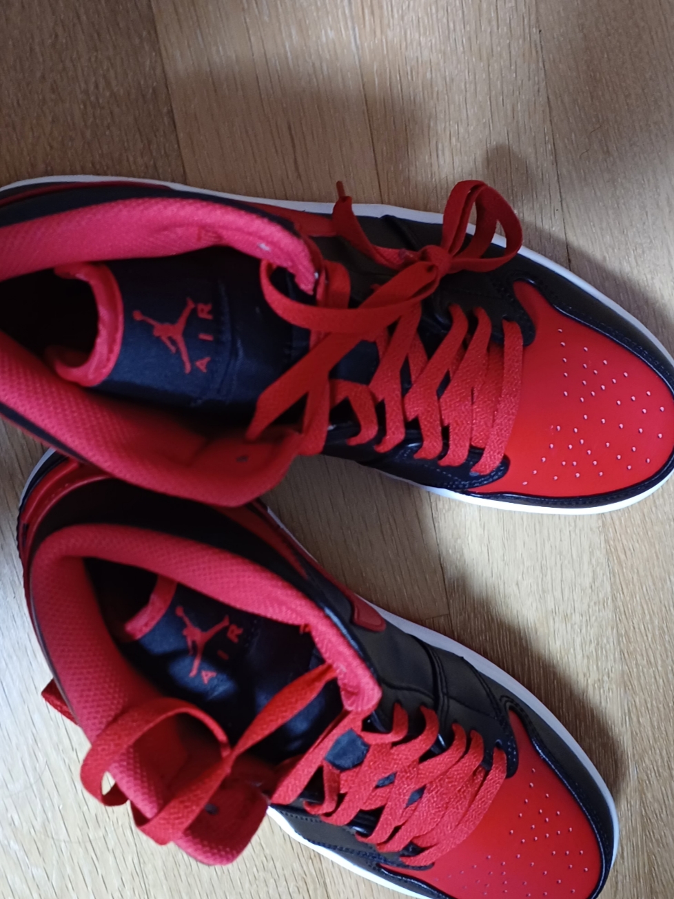 Jordan 1 Mid Black Fire Red 착용 스타일 - 3