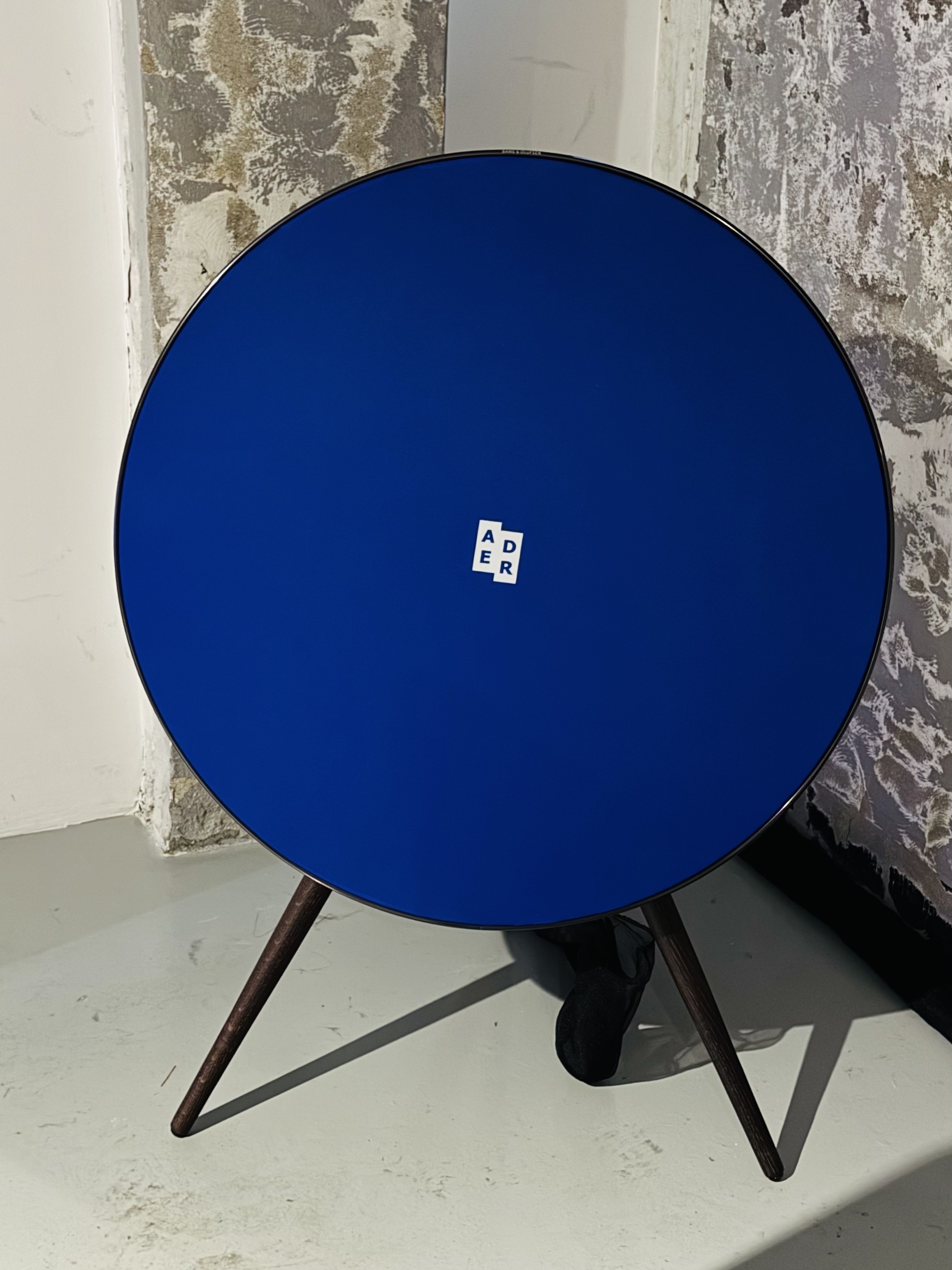[12% 쿠폰] Bang & Olufsen Beosound A9 5th Gen. Black Anthracite, [12% 쿠폰] Bang & Olufsen Beosound A9 5th Gen. Gold Tone Special Edition 착용 스타일 - 1