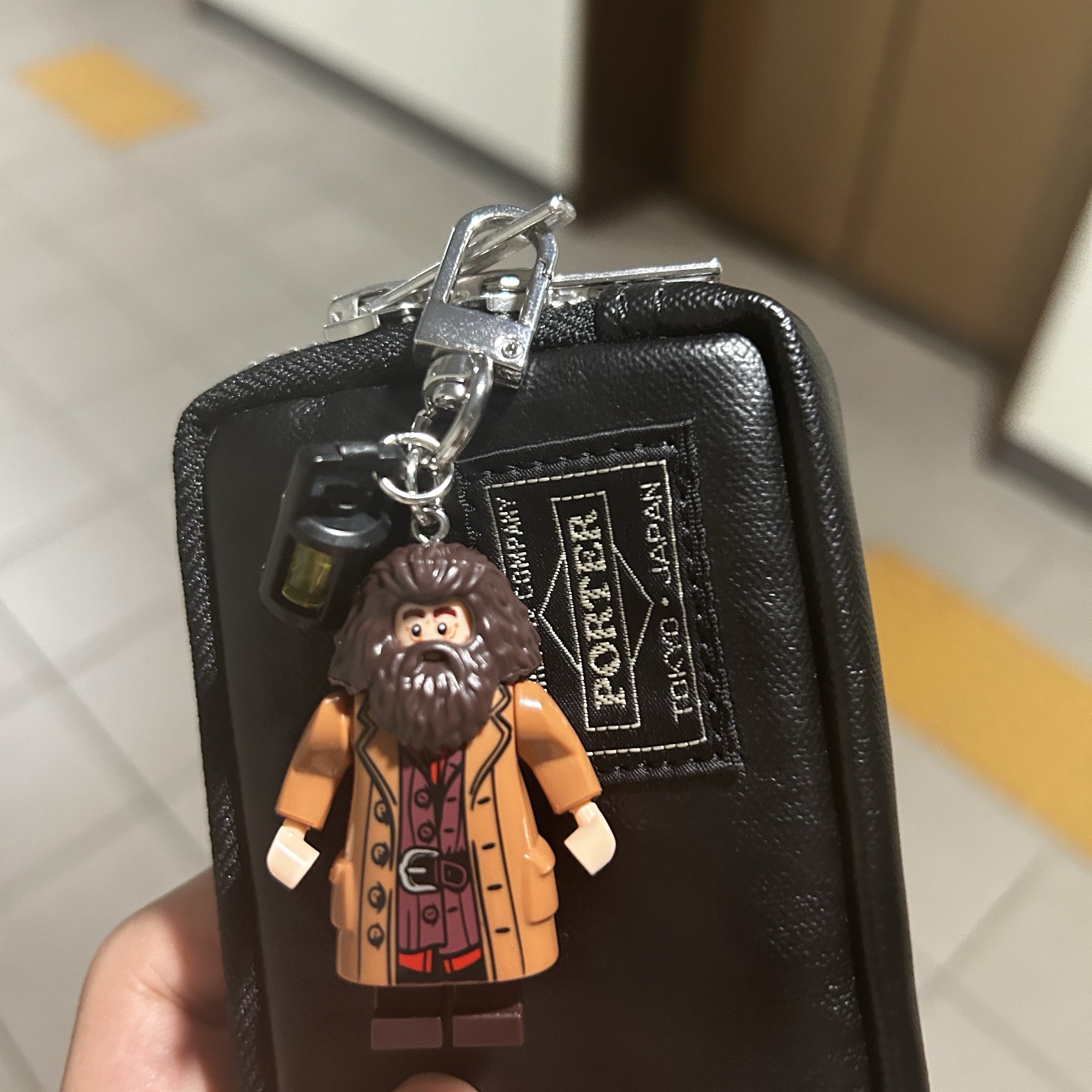 Porter Freestyle Multi Coin Case Black 착용 스타일